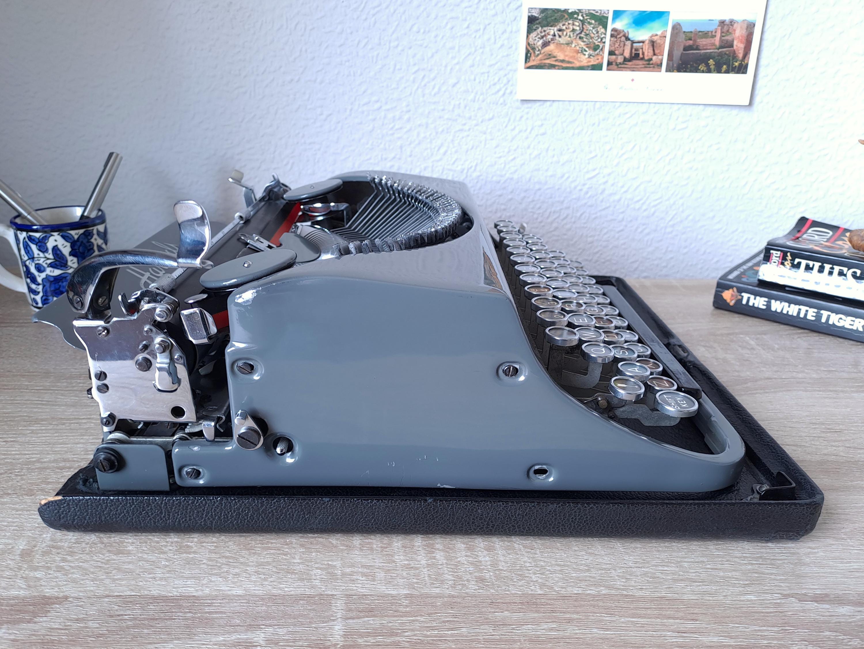 Harrods Invicta Typewriter (MP1)