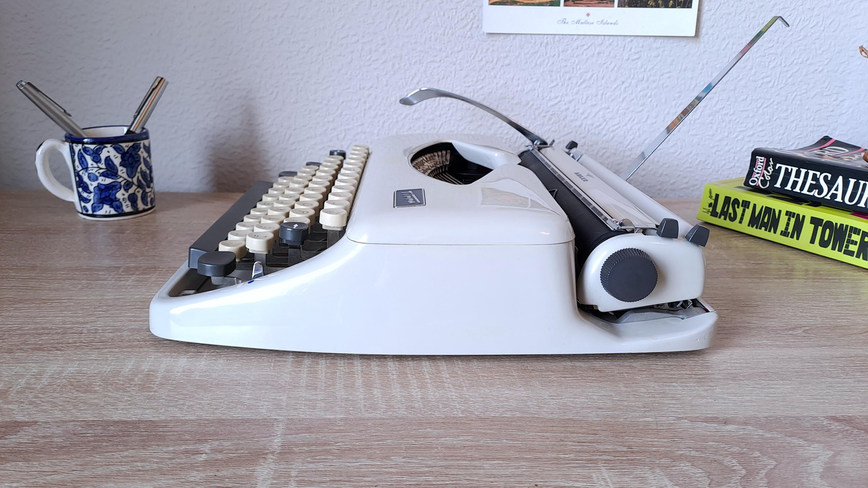 Script (cursive) Adler Tippa Typewriter