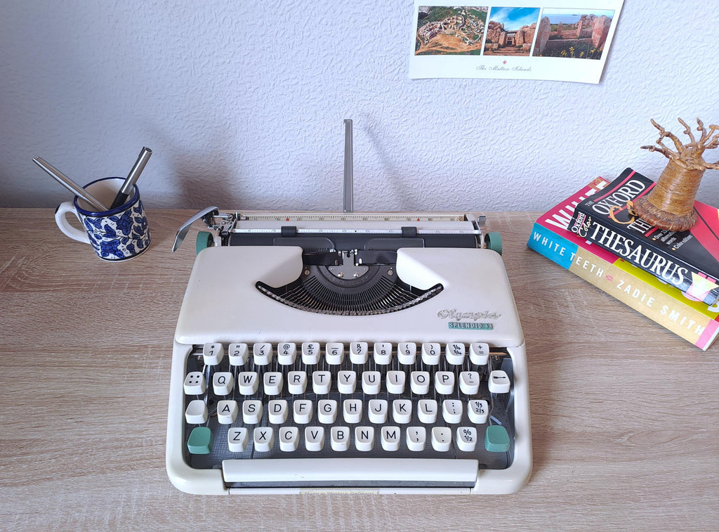 Script (cursive) Olympia Splendid 33 Typewriter