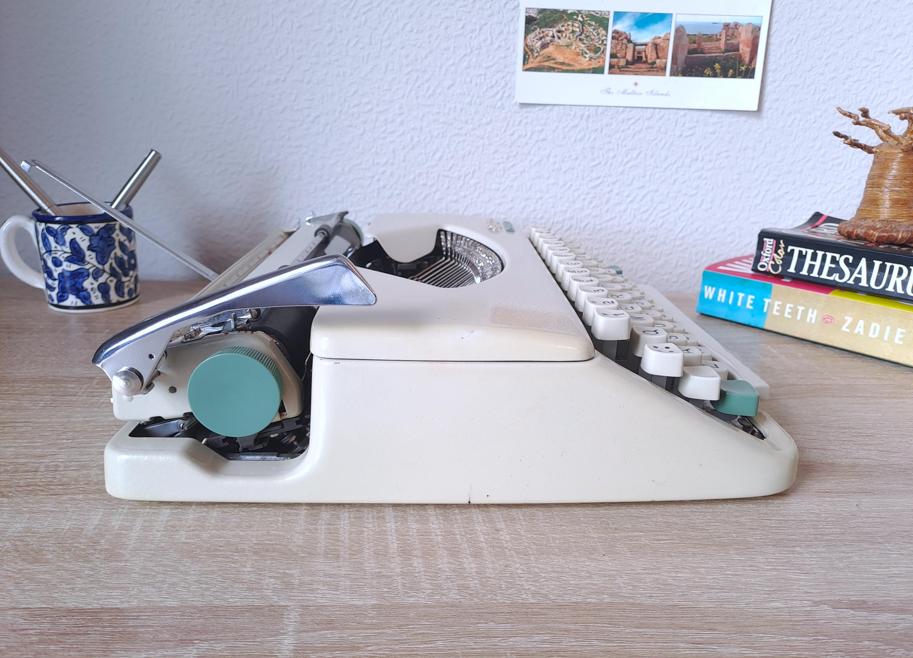Script (cursive) Olympia Splendid 33 Typewriter