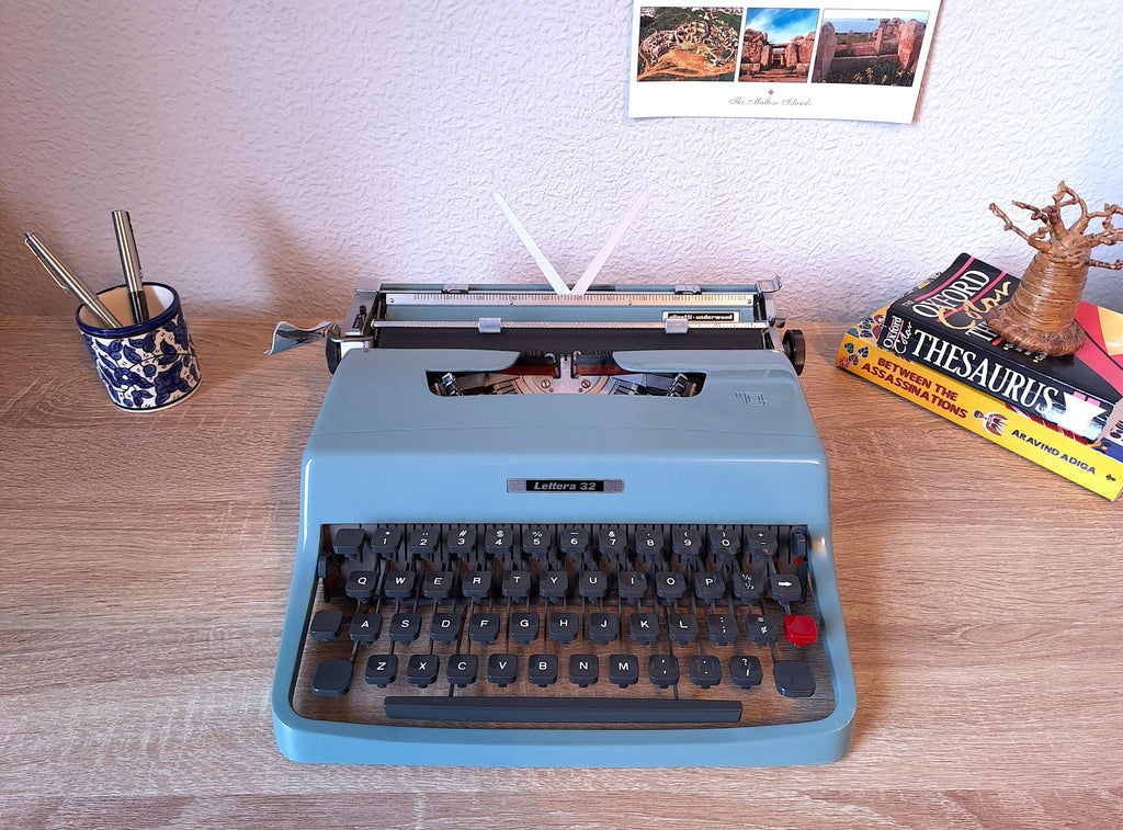 Script (cursive) Olivetti Lettera 32 Typewriter