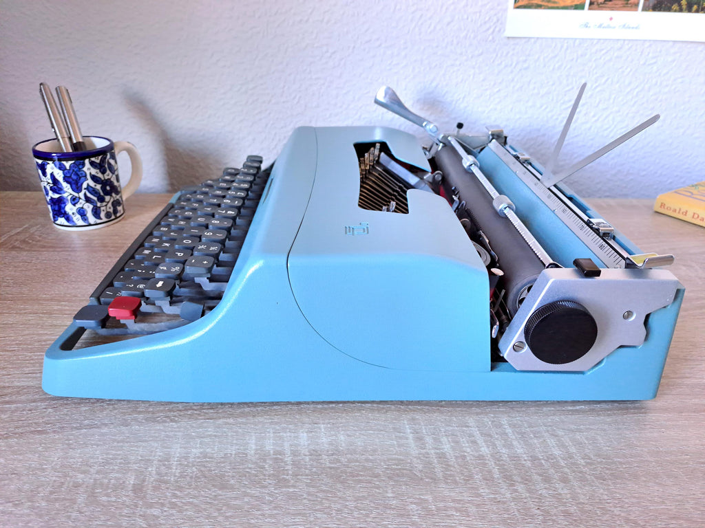 Vertical Script Olivetti Lettera 32 Typewriter, New Platen