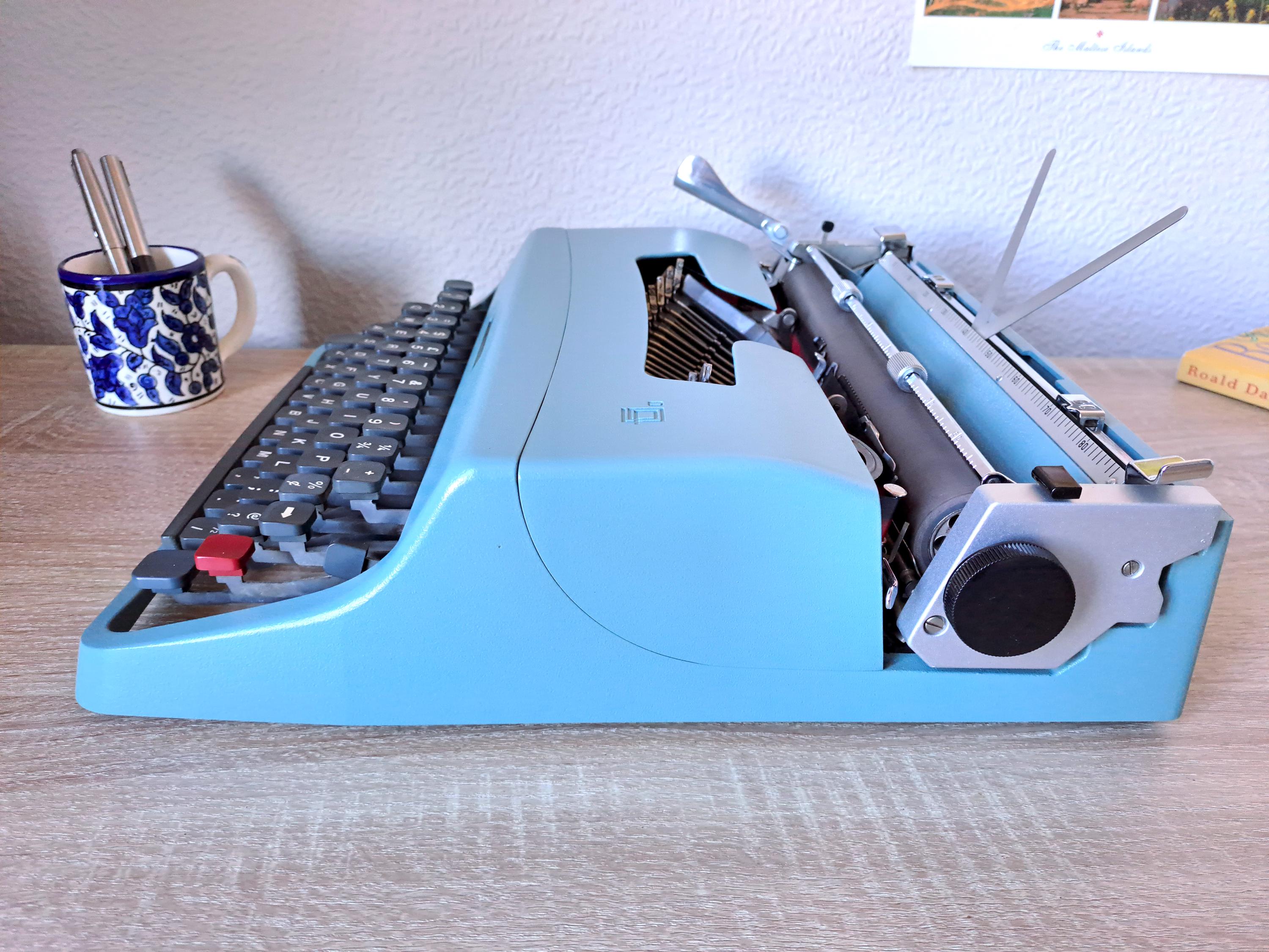 Vertical Script Olivetti Lettera 32 Typewriter, New Platen