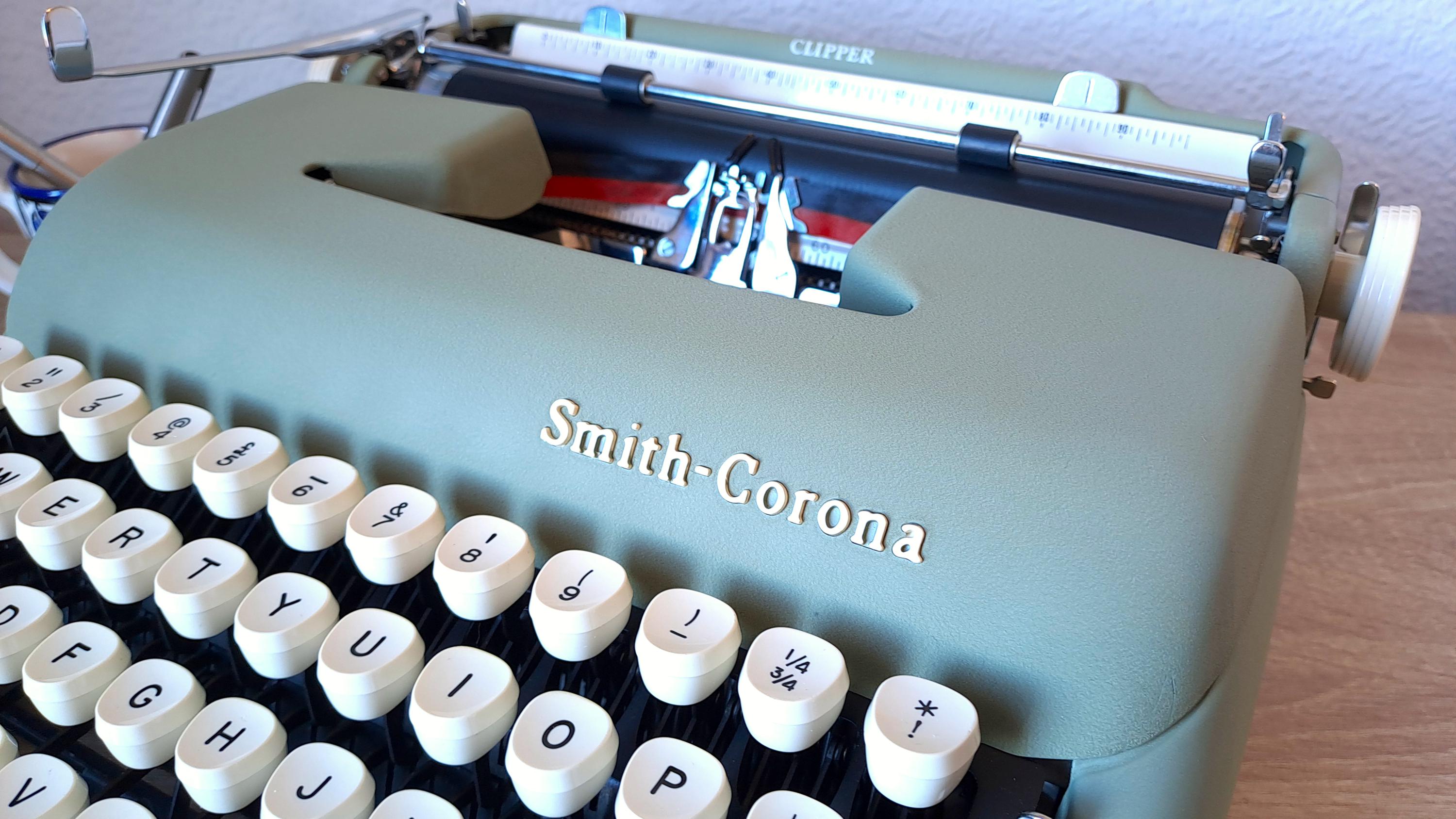 Smith-Corona Clipper Typewriter, Uncommon Seafoam Green & Holiday Case
