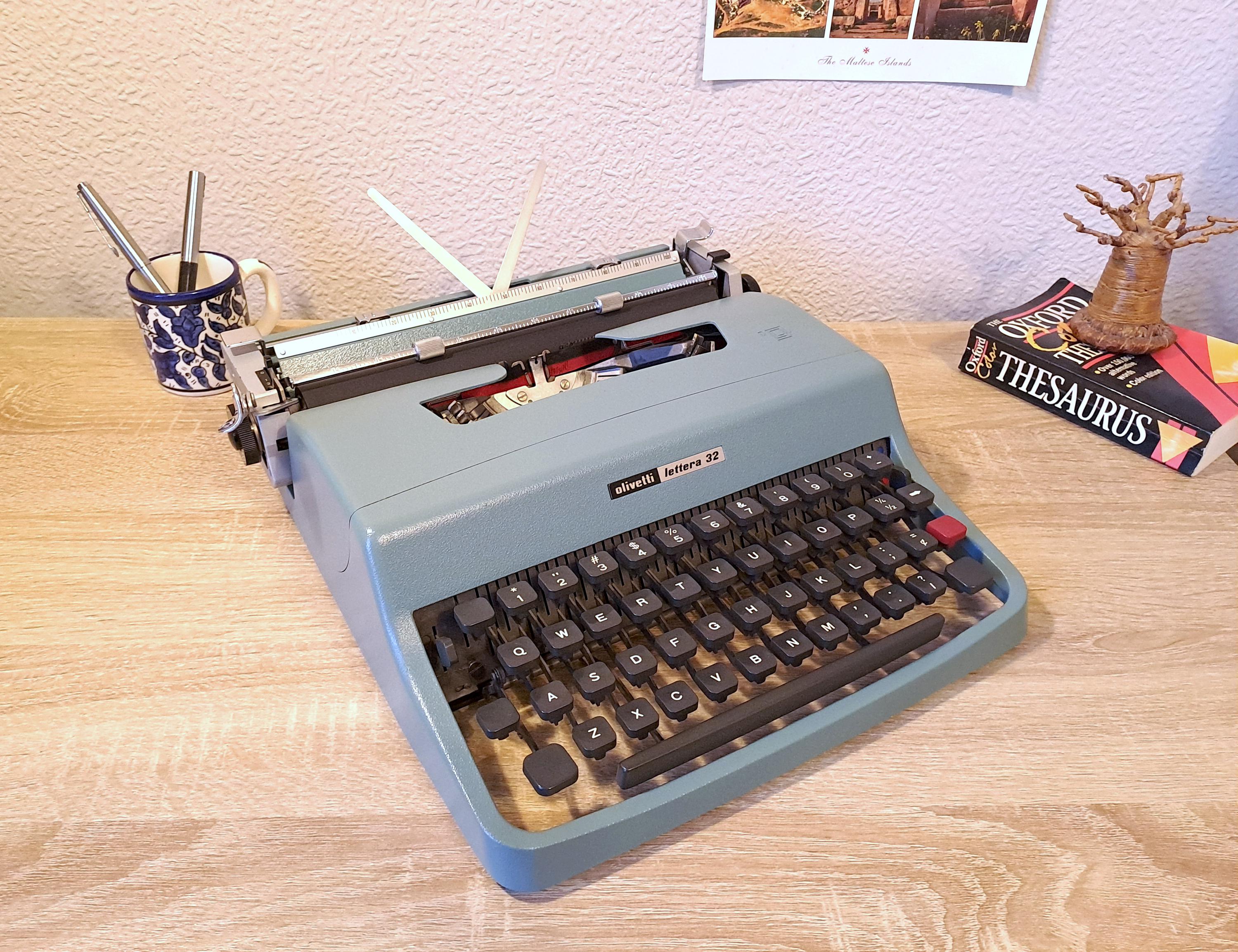 Script (cursive) Olivetti Lettera 32 Typewriter