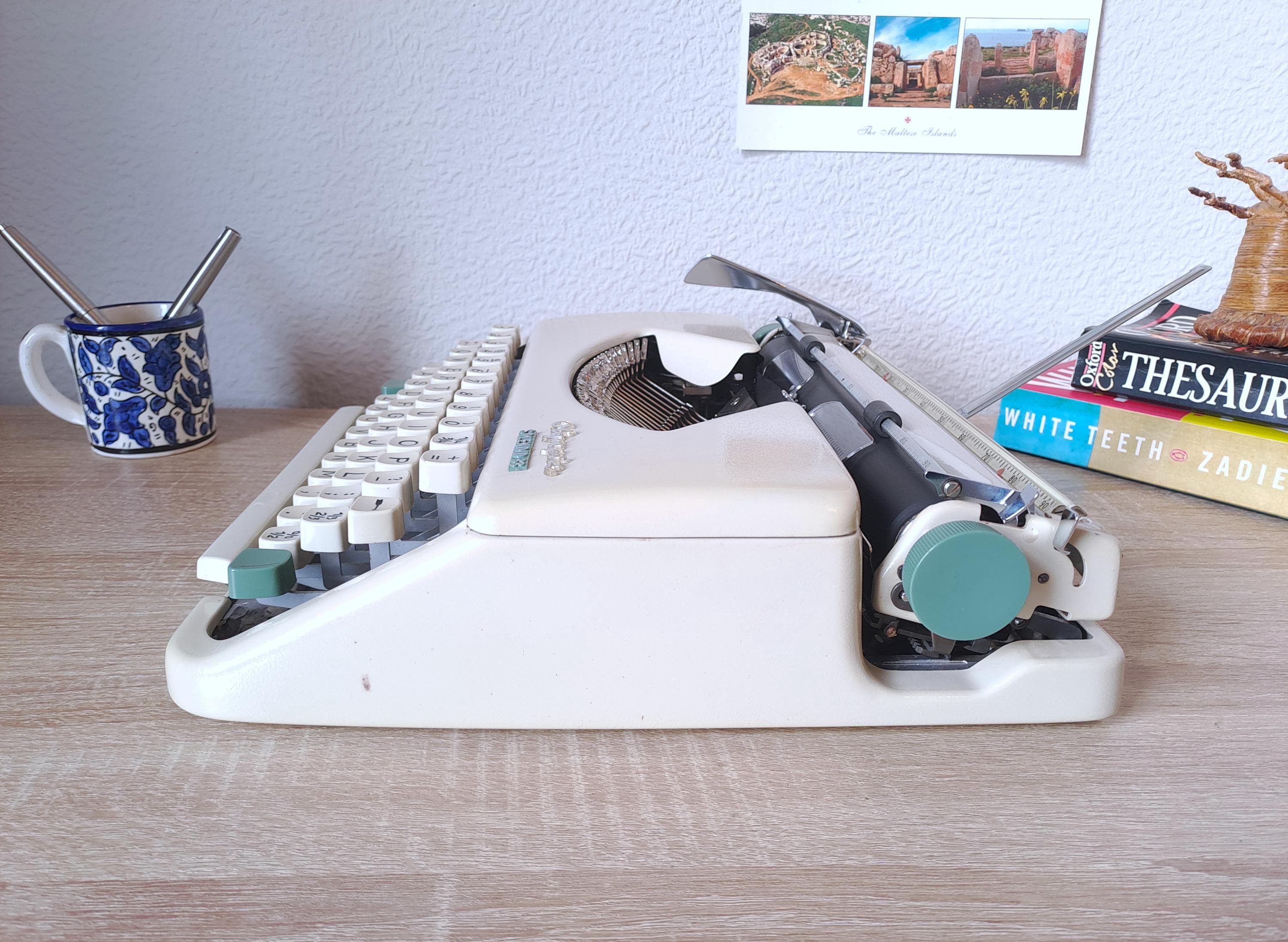 Script (cursive) Olympia Splendid 33 Typewriter