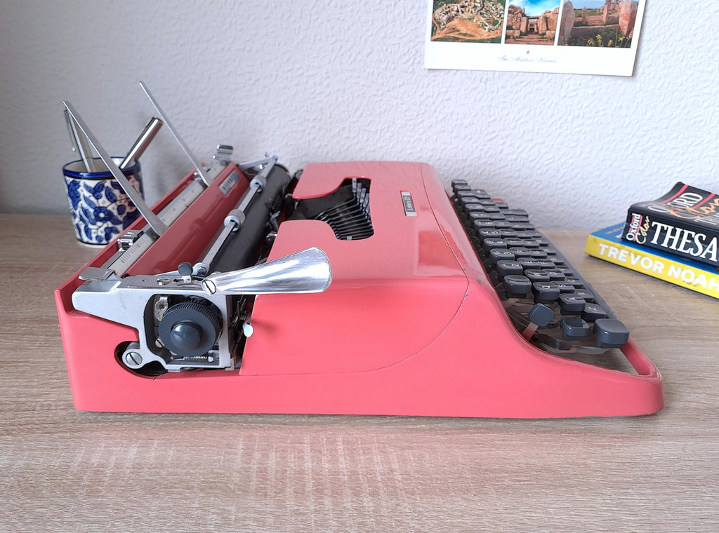Olivetti Lettera 22 Typewriter