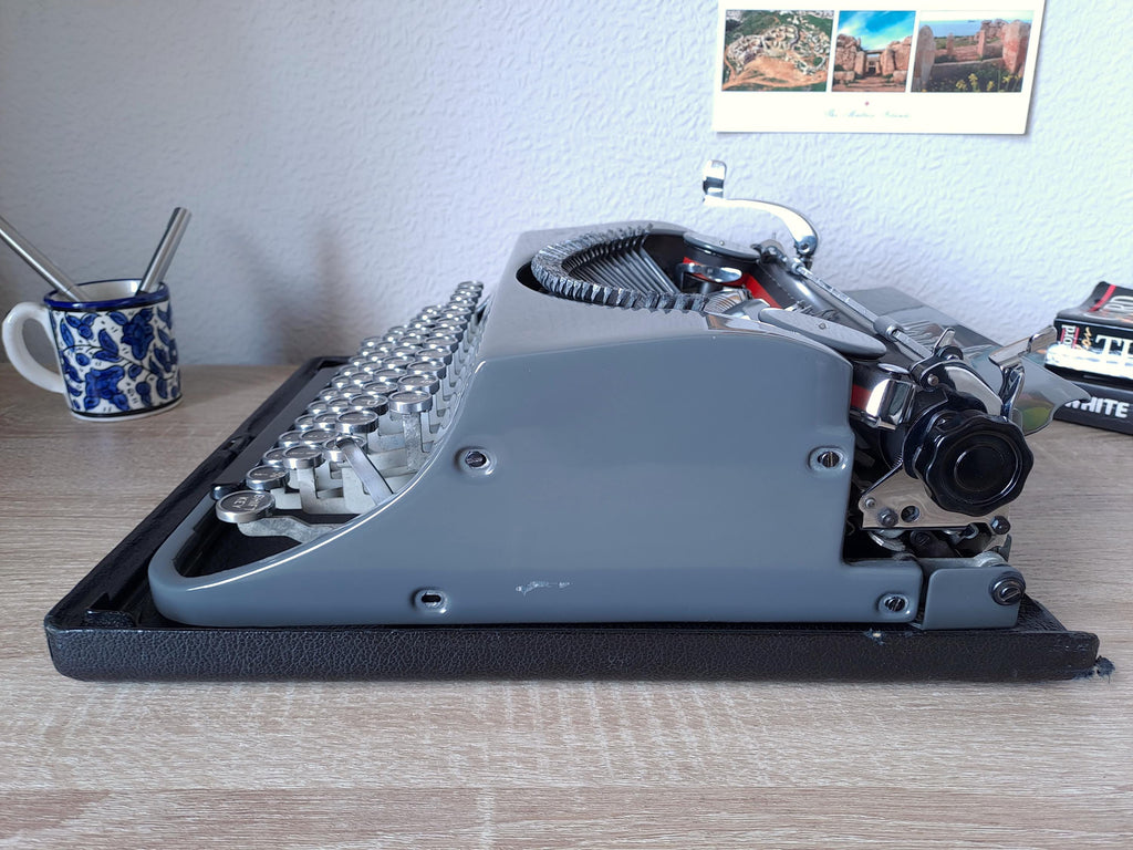 Harrods Invicta Typewriter (MP1)