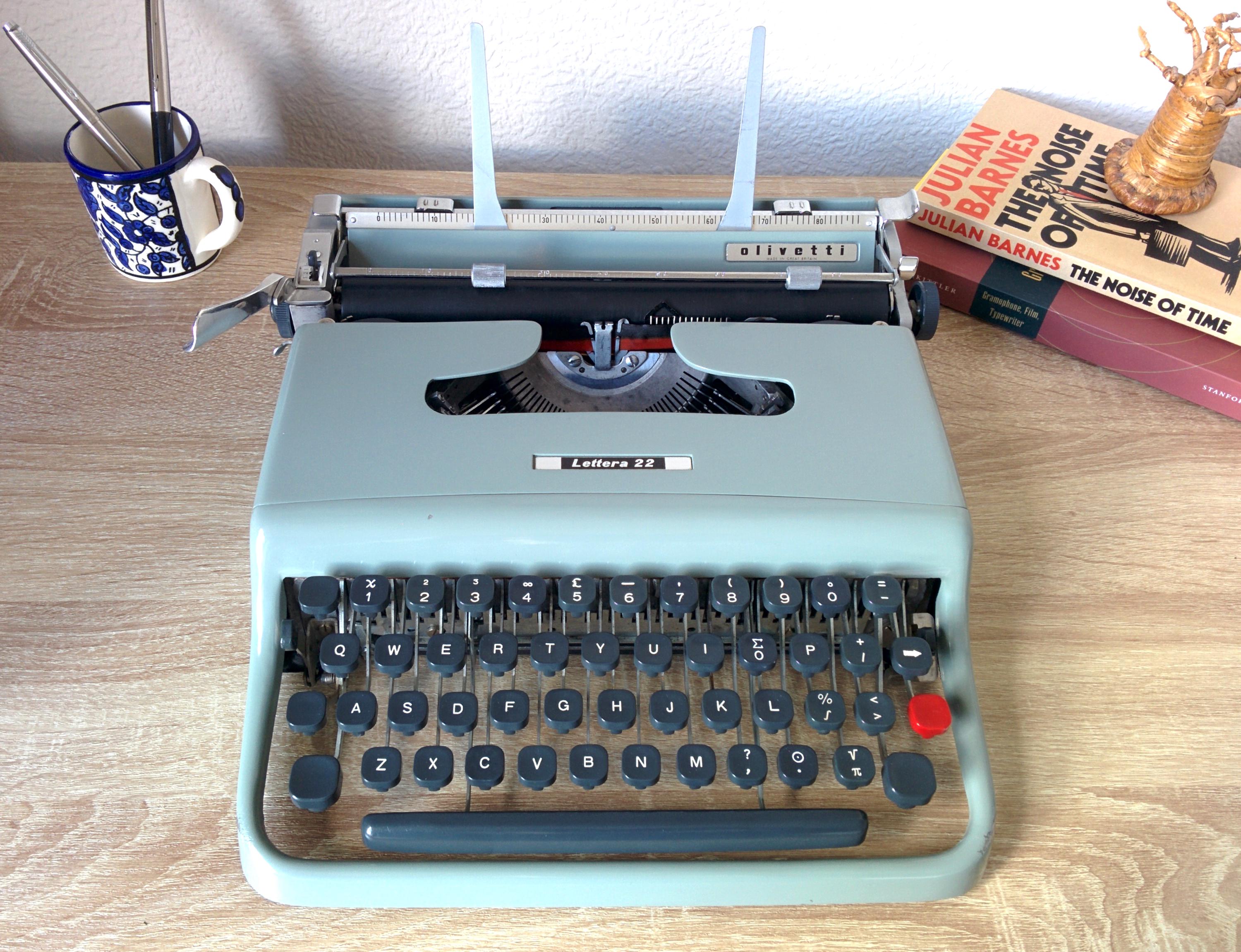 Olivetti Lettera 22 Typewriter, Math Keys