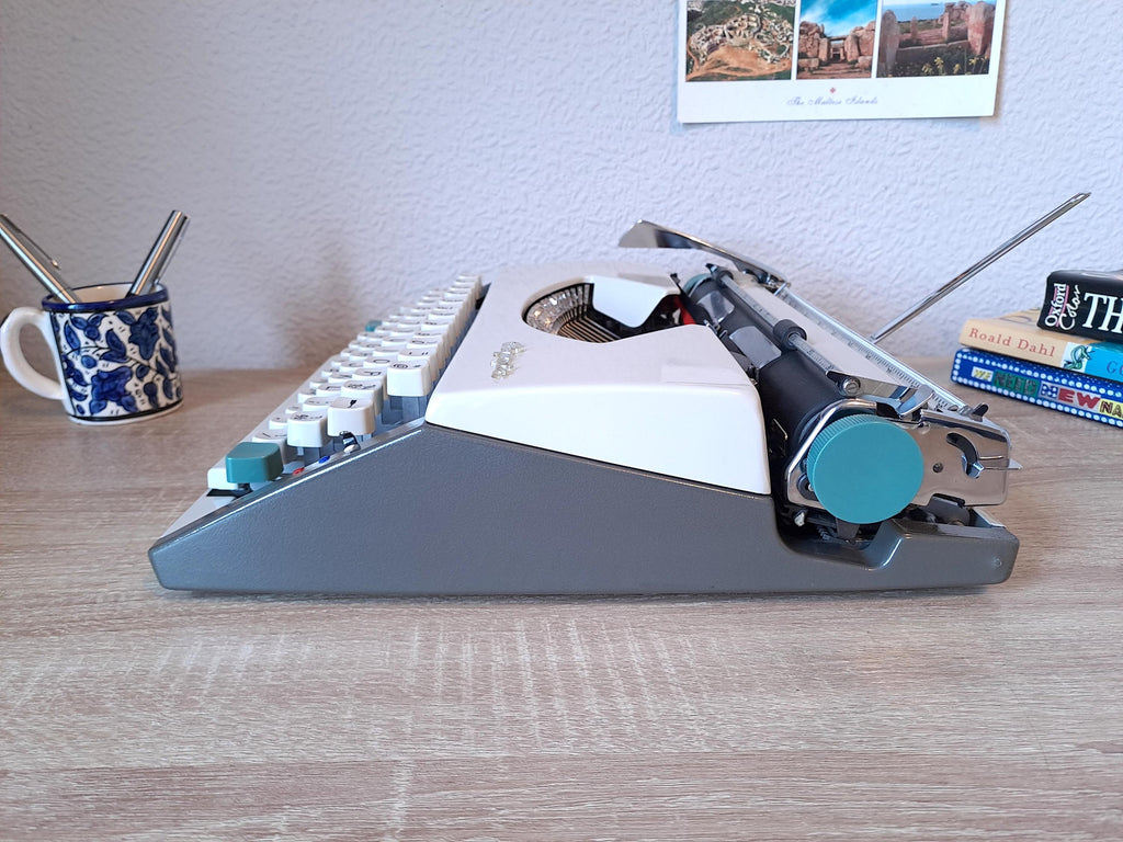 Script (Cursive) Olympia SF Typewriter