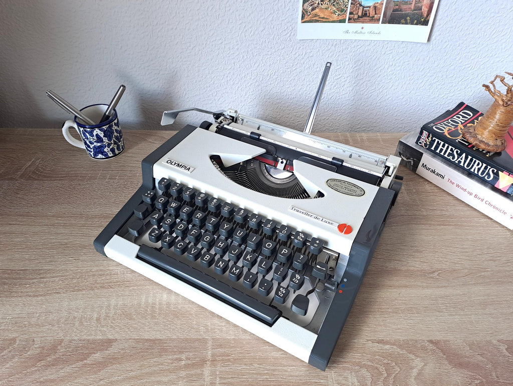 Script (cursive) Olympia Traveller de Luxe Typewriter