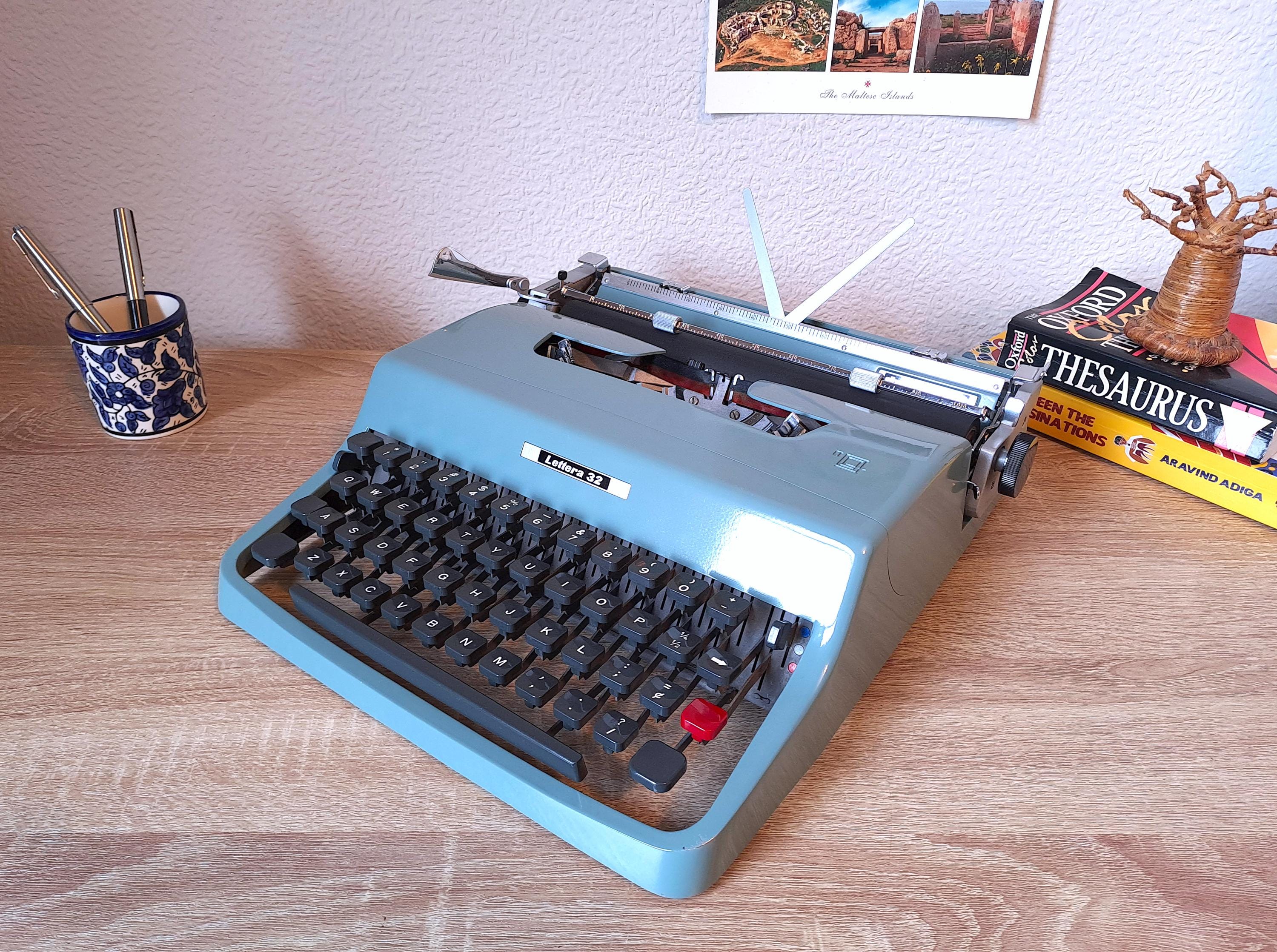 Script (cursive) Olivetti Lettera 32 Typewriter