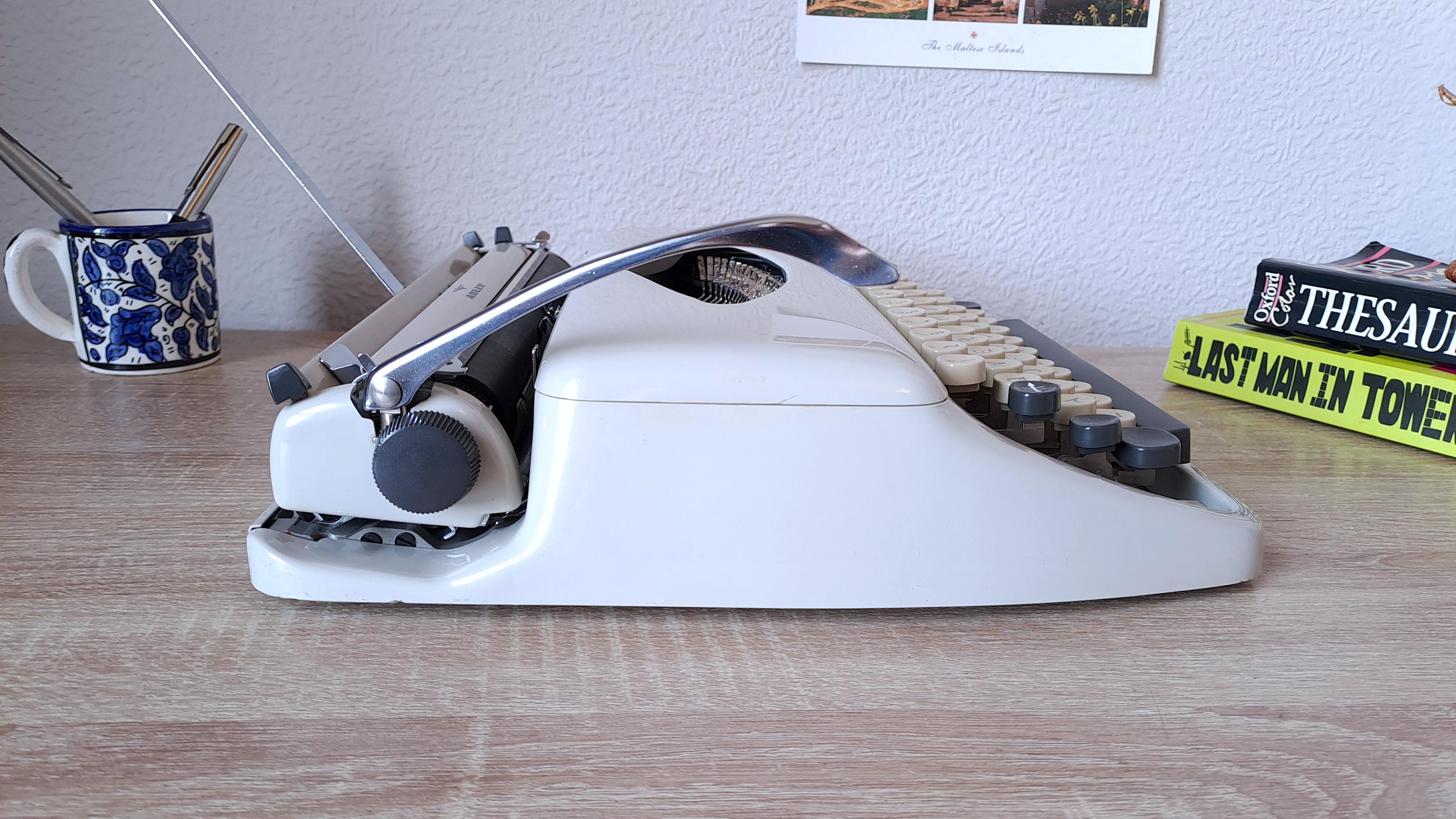 Script (cursive) Adler Tippa Typewriter
