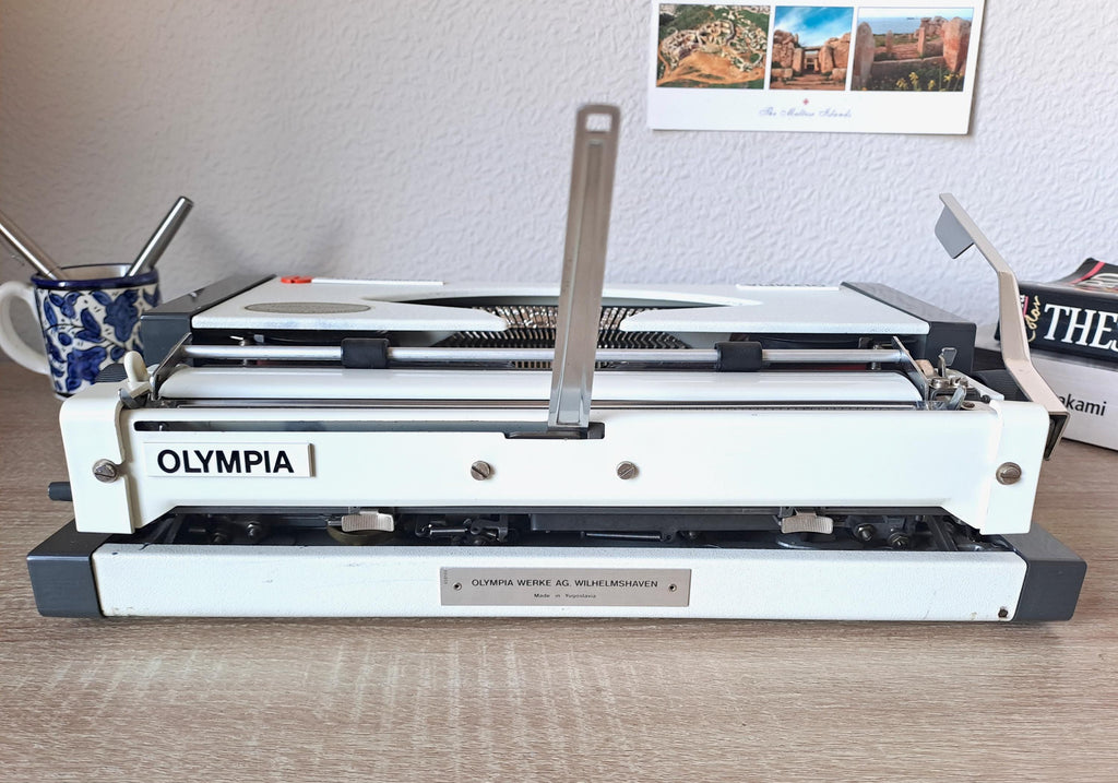 Script (cursive) Olympia Traveller de Luxe Typewriter