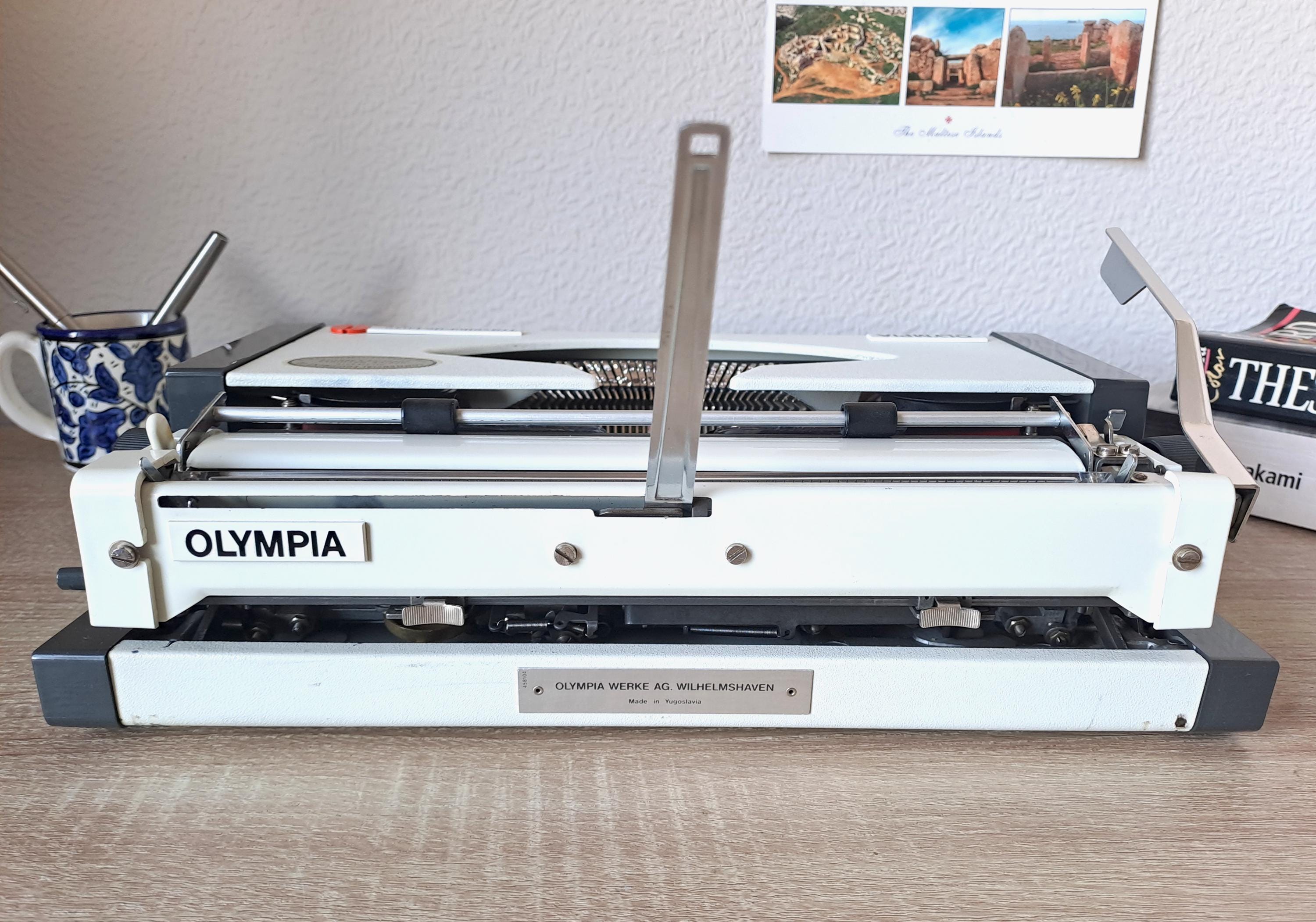 Script (cursive) Olympia Traveller de Luxe Typewriter