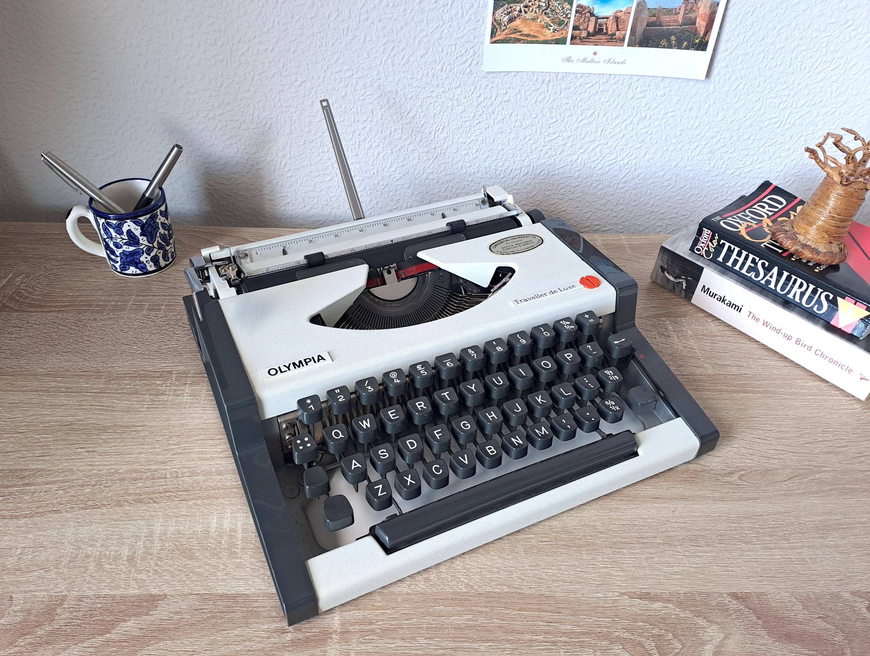 Script (cursive) Olympia Traveller de Luxe Typewriter