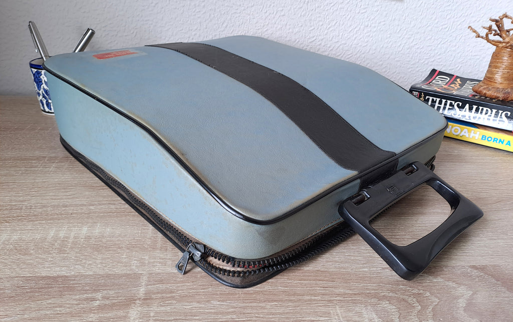 Olivetti Lettera 22 Typewriter