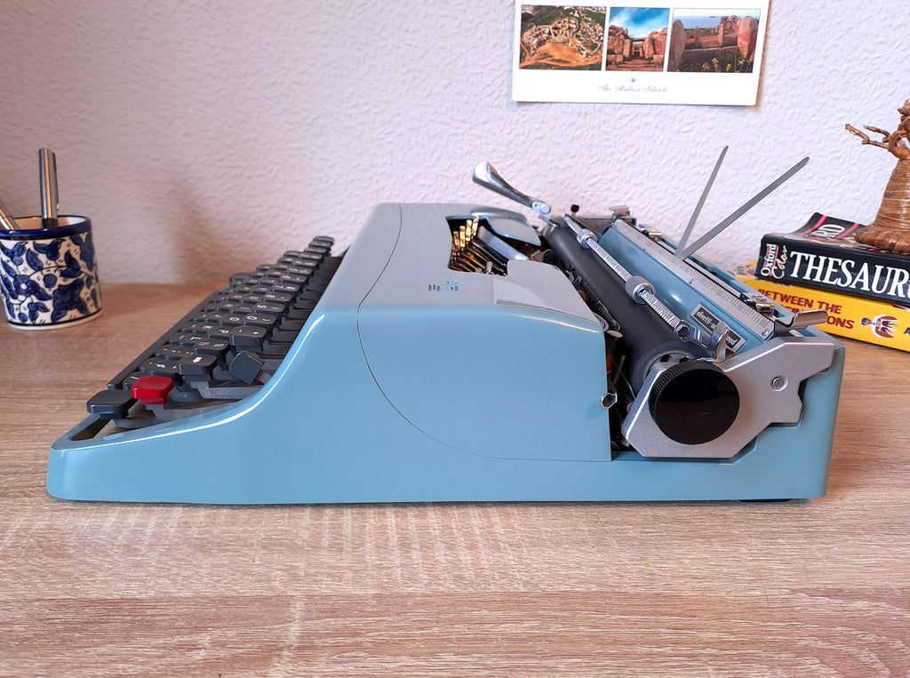 Script (cursive) Olivetti Lettera 32 Typewriter