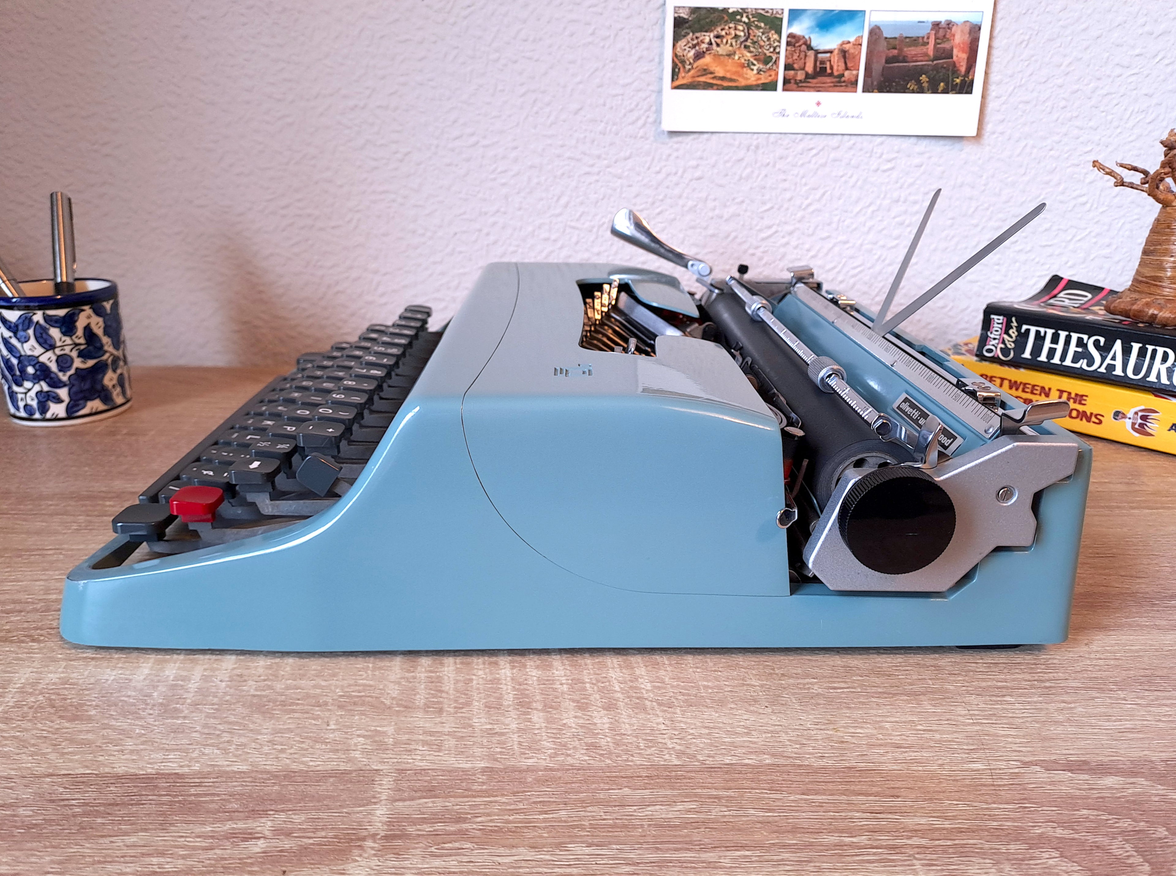 Script (cursive) Olivetti Lettera 32 Typewriter
