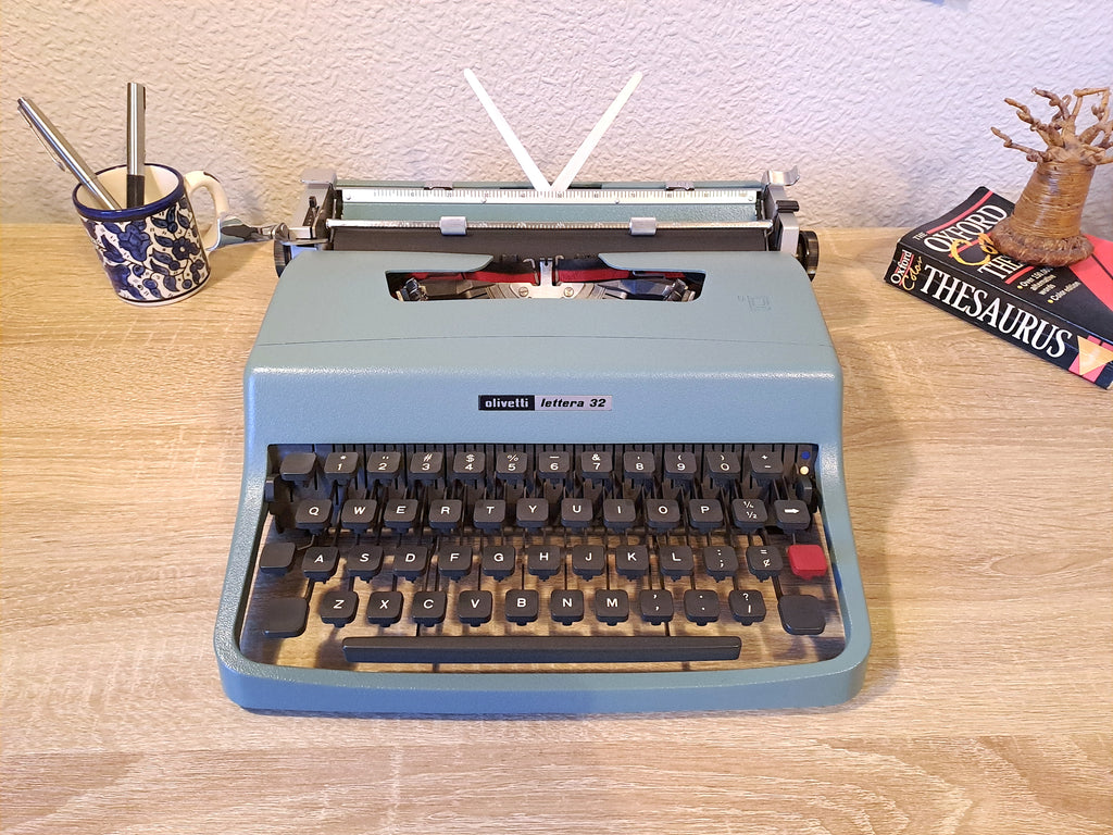 Script (cursive) Olivetti Lettera 32 Typewriter