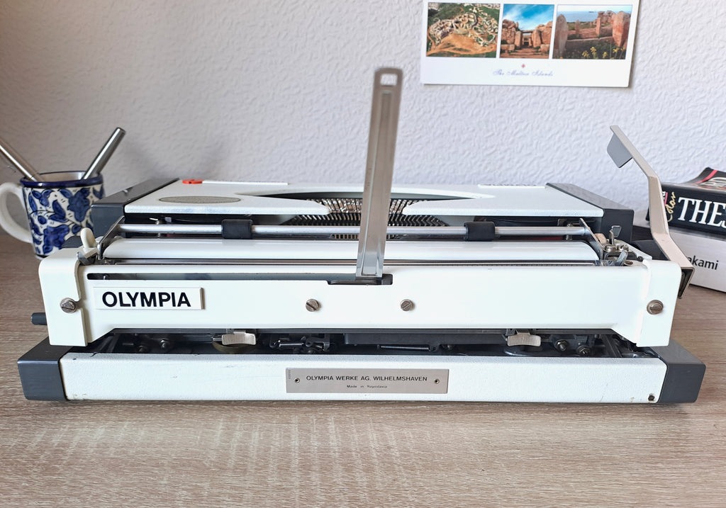 Script (cursive) Olympia Traveller de Luxe Typewriter