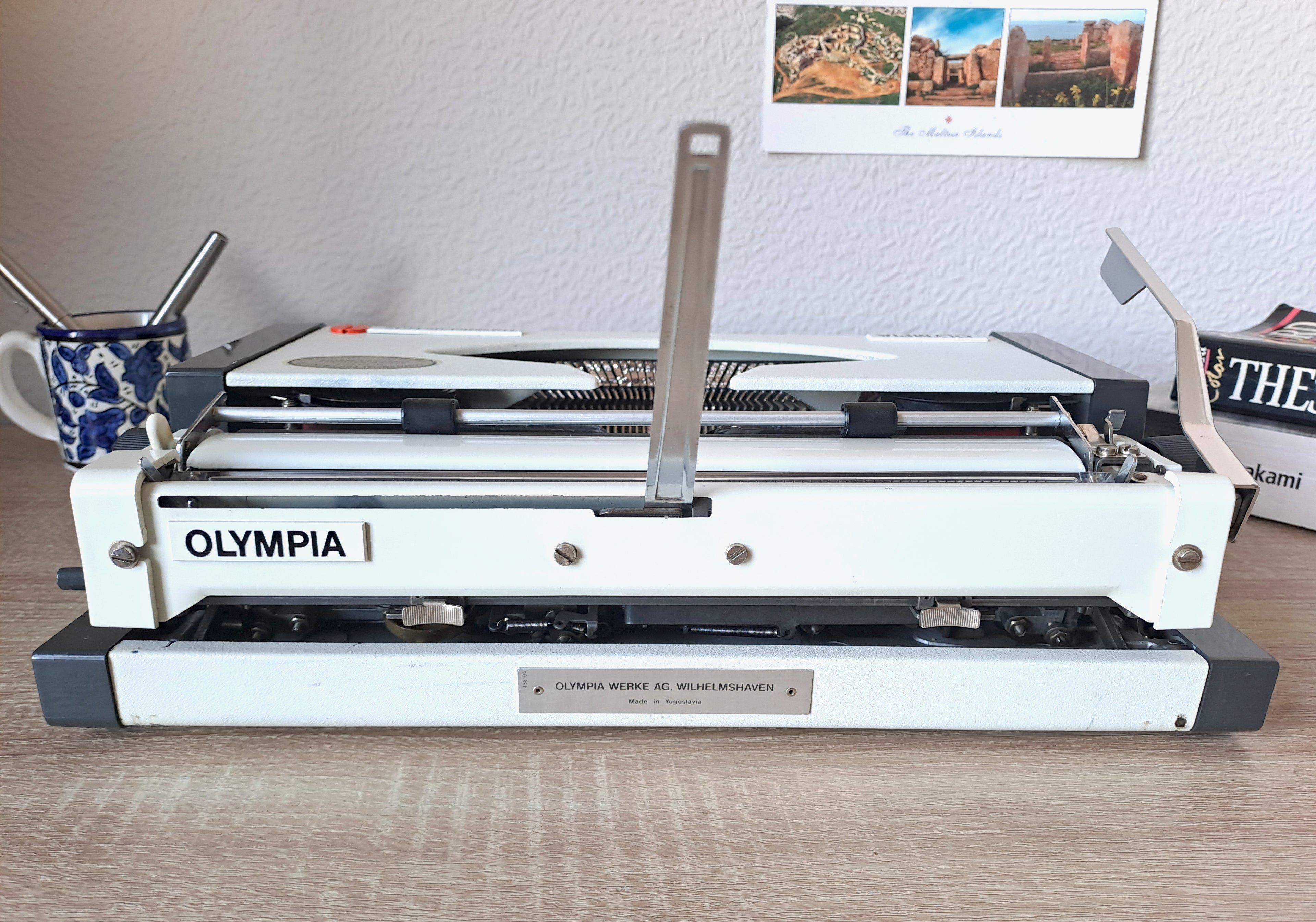 Script (cursive) Olympia Traveller de Luxe Typewriter