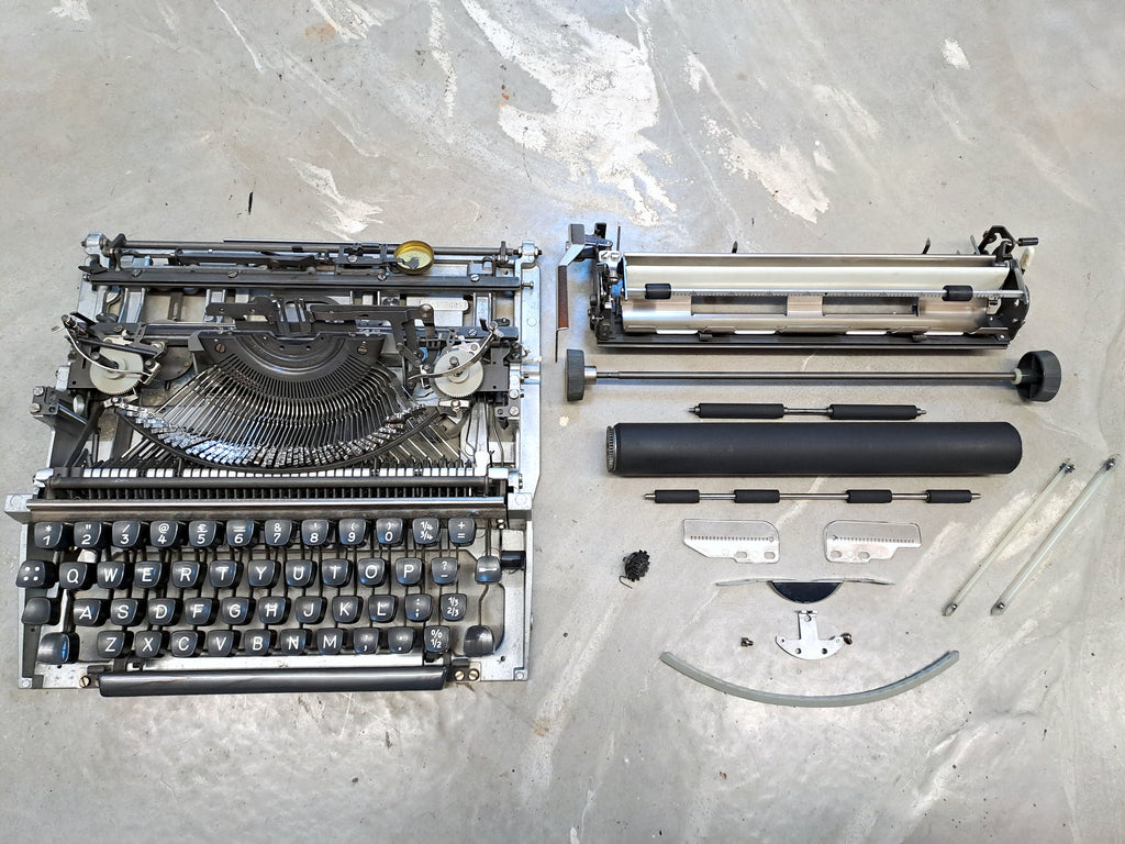 Script (cursive) Olympia Traveller de Luxe Typewriter