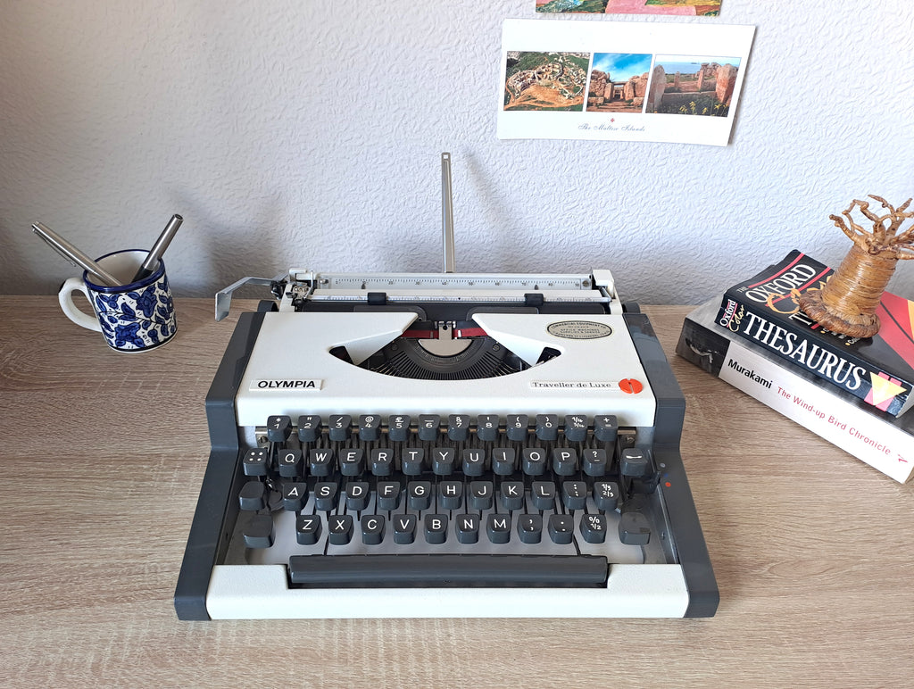 Script (cursive) Olympia Traveller de Luxe Typewriter