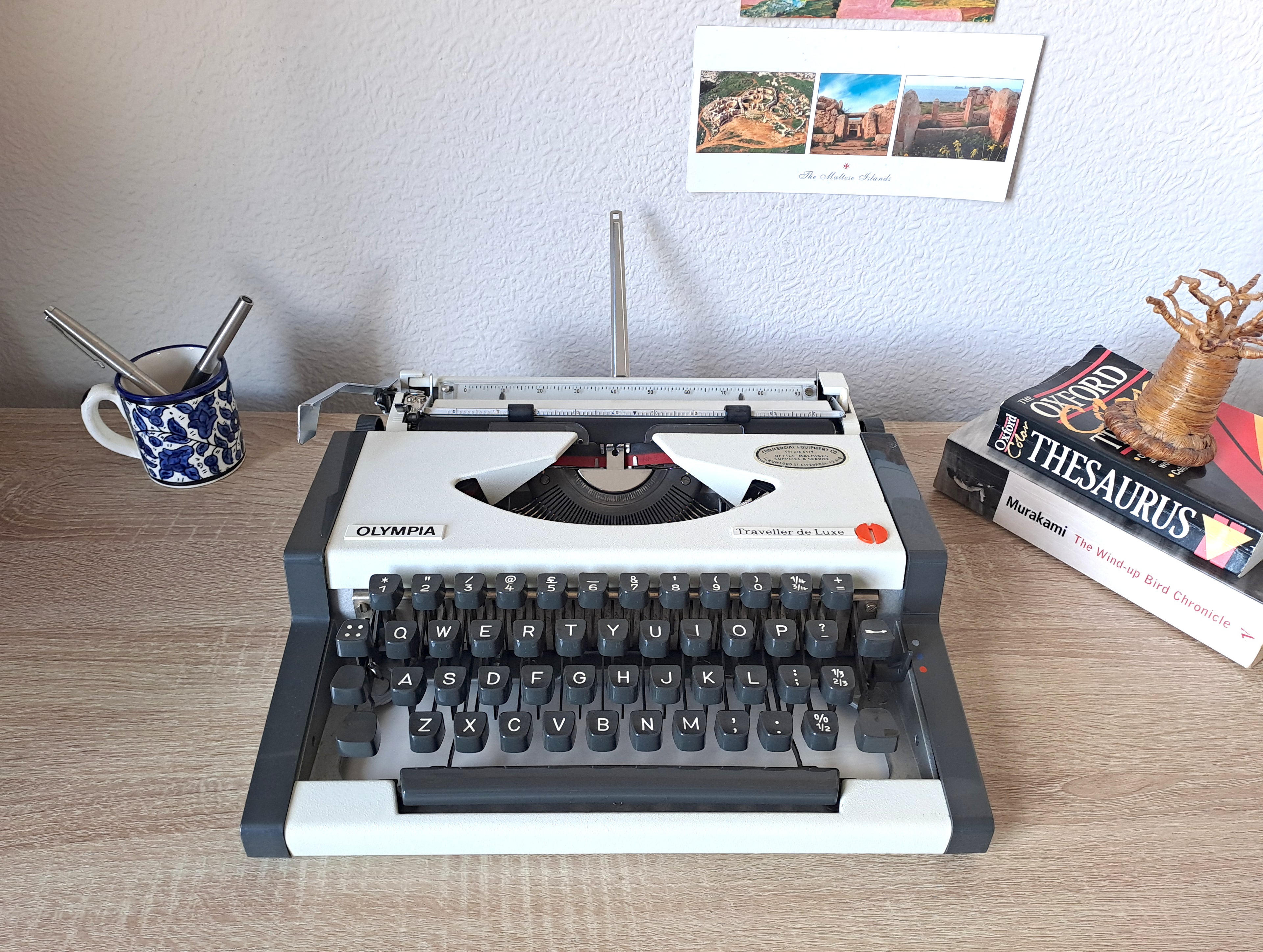 Script (cursive) Olympia Traveller de Luxe Typewriter