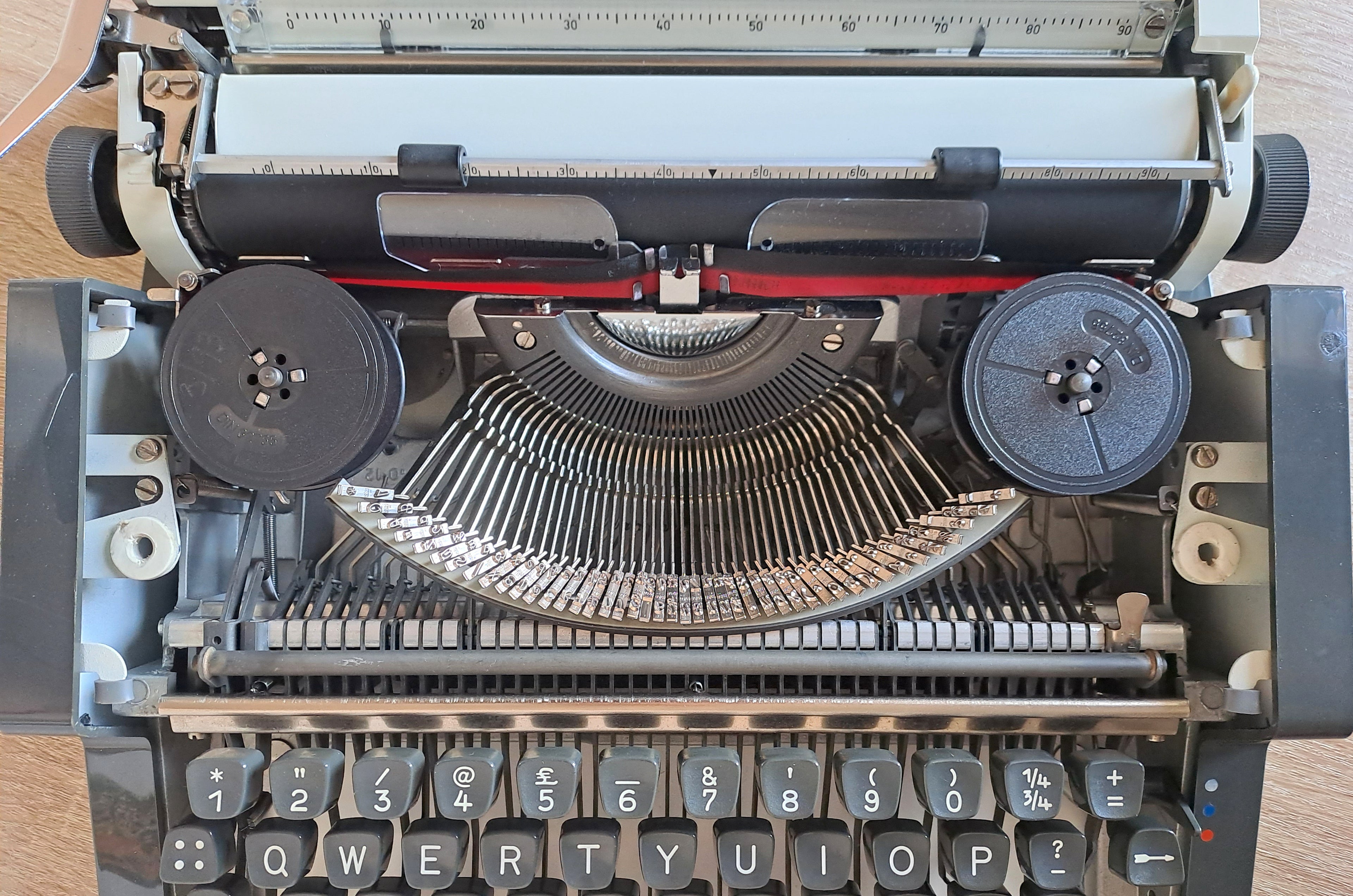 Script (cursive) Olympia Traveller de Luxe Typewriter