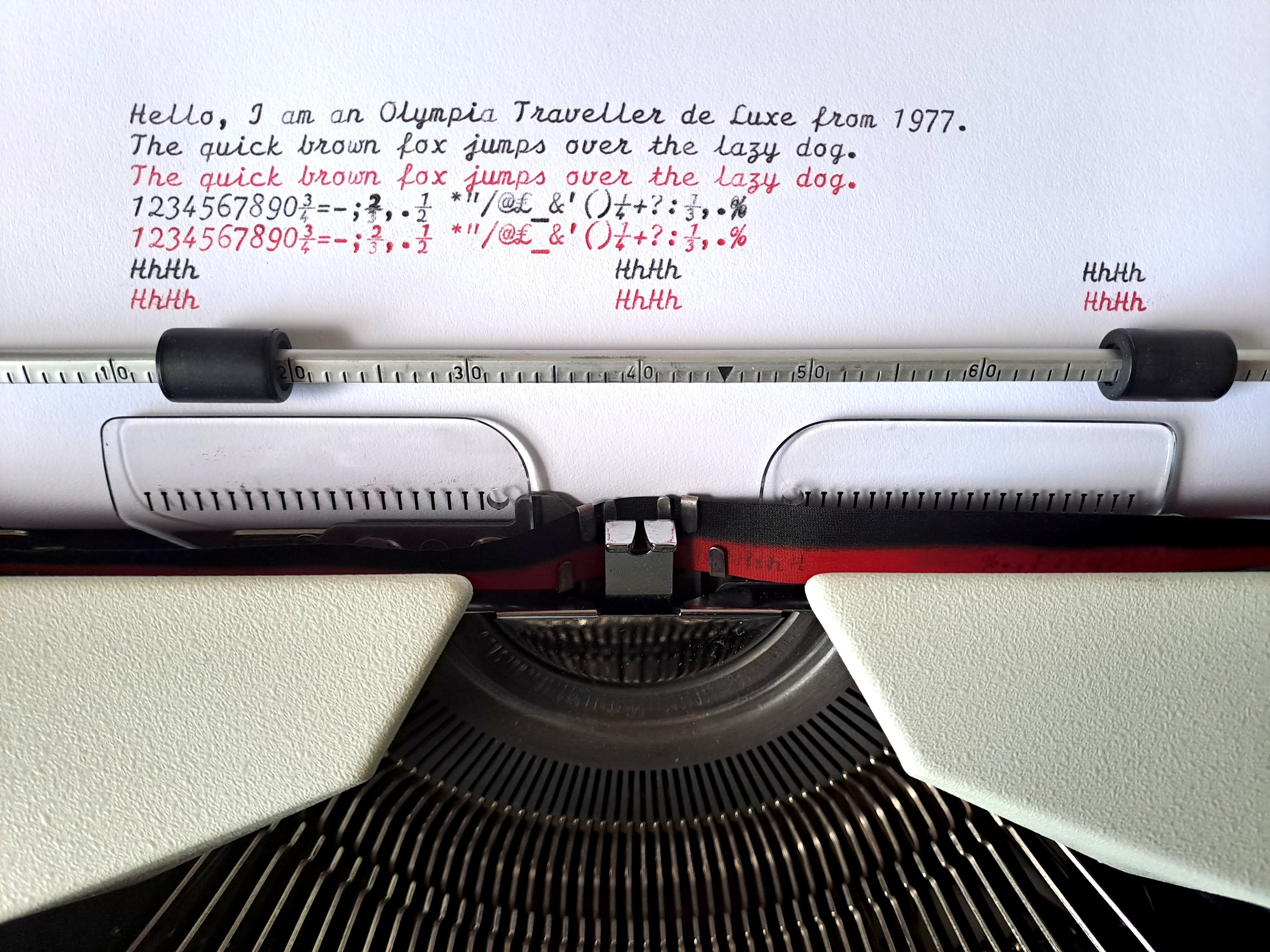 Script (cursive) Olympia Traveller de Luxe Typewriter