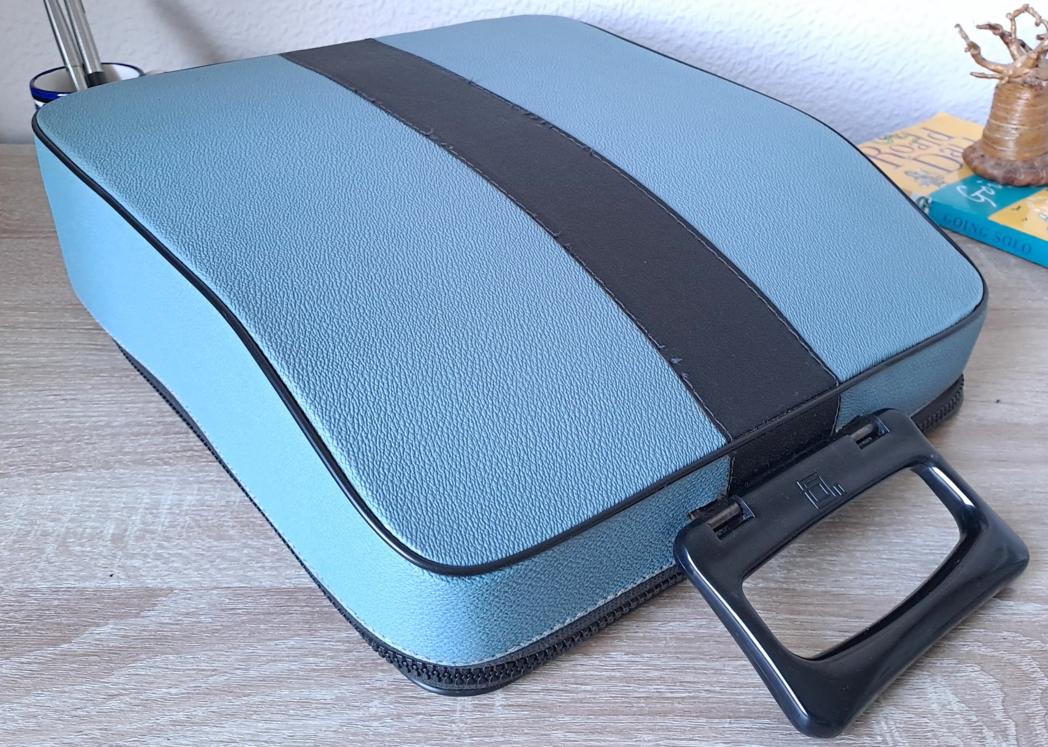 Vertical Script Olivetti Lettera 32 Typewriter, New Platen