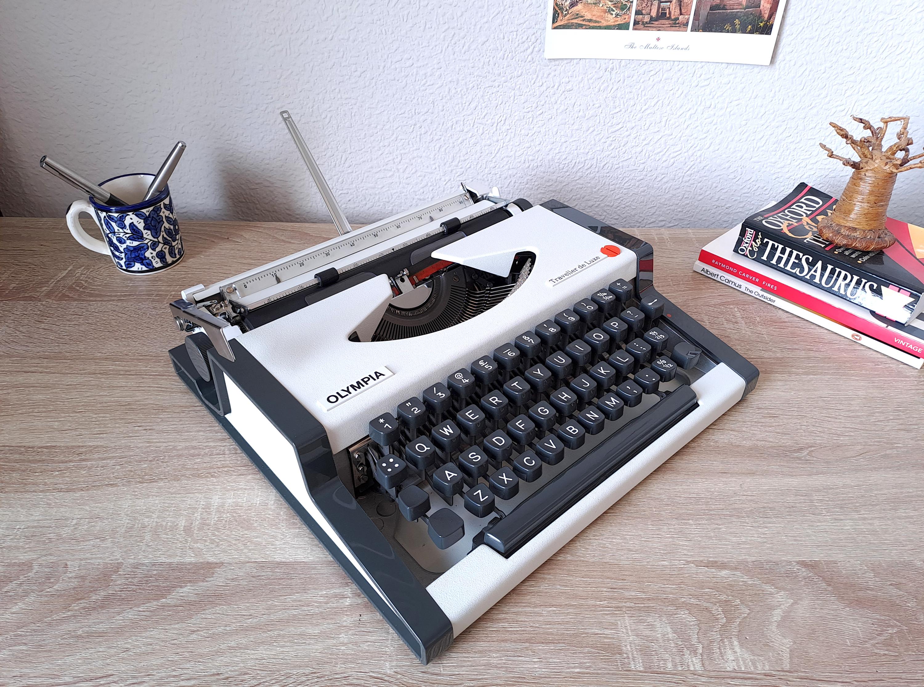 Script (cursive) Olympia Traveller de Luxe Typewriter