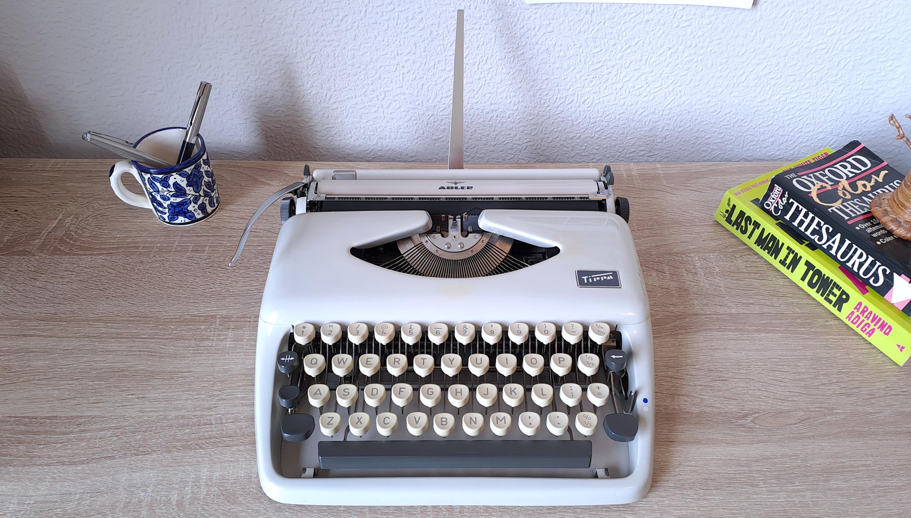 Script (cursive) Adler Tippa Typewriter