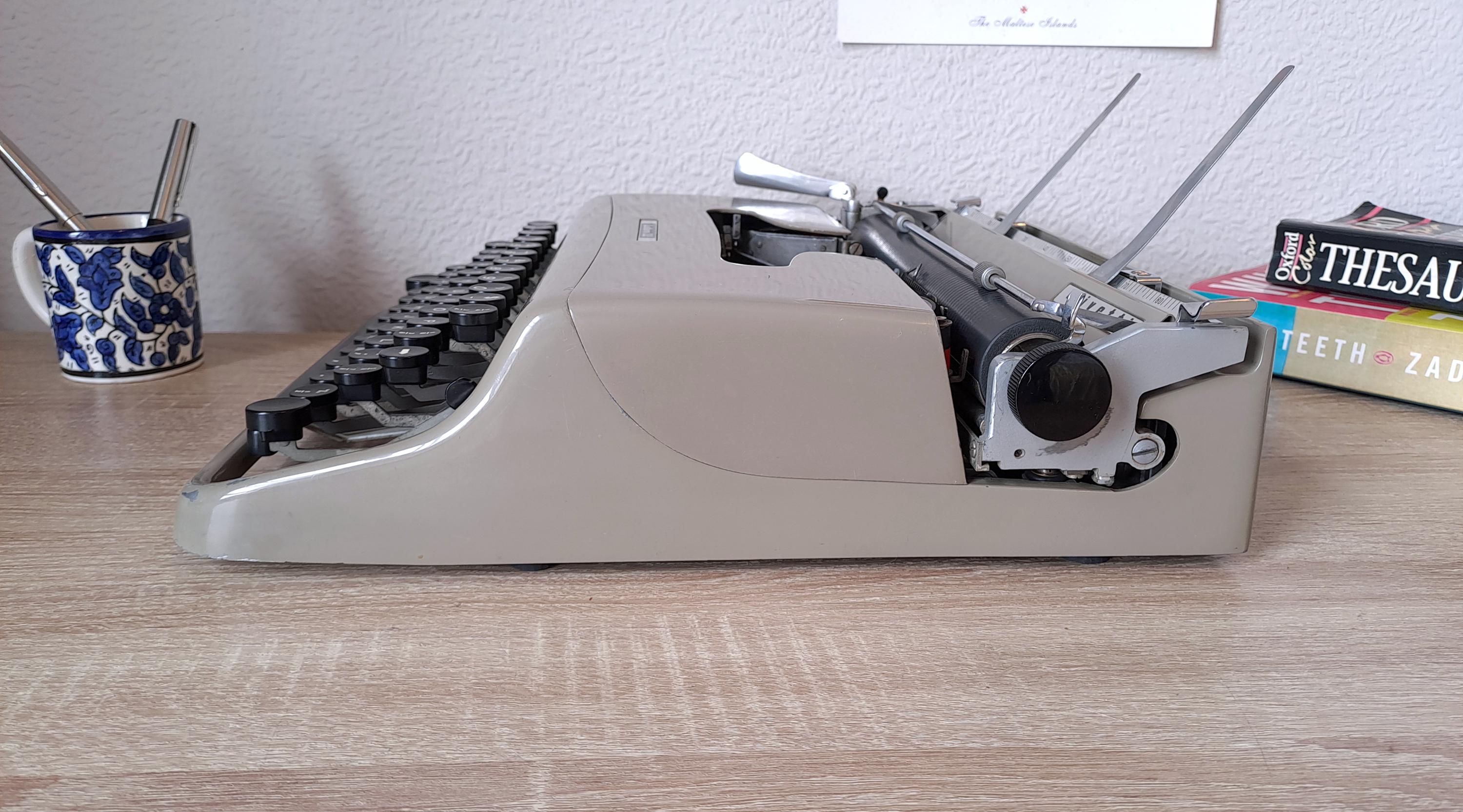 Olivetti Lettera 22 Typewriter