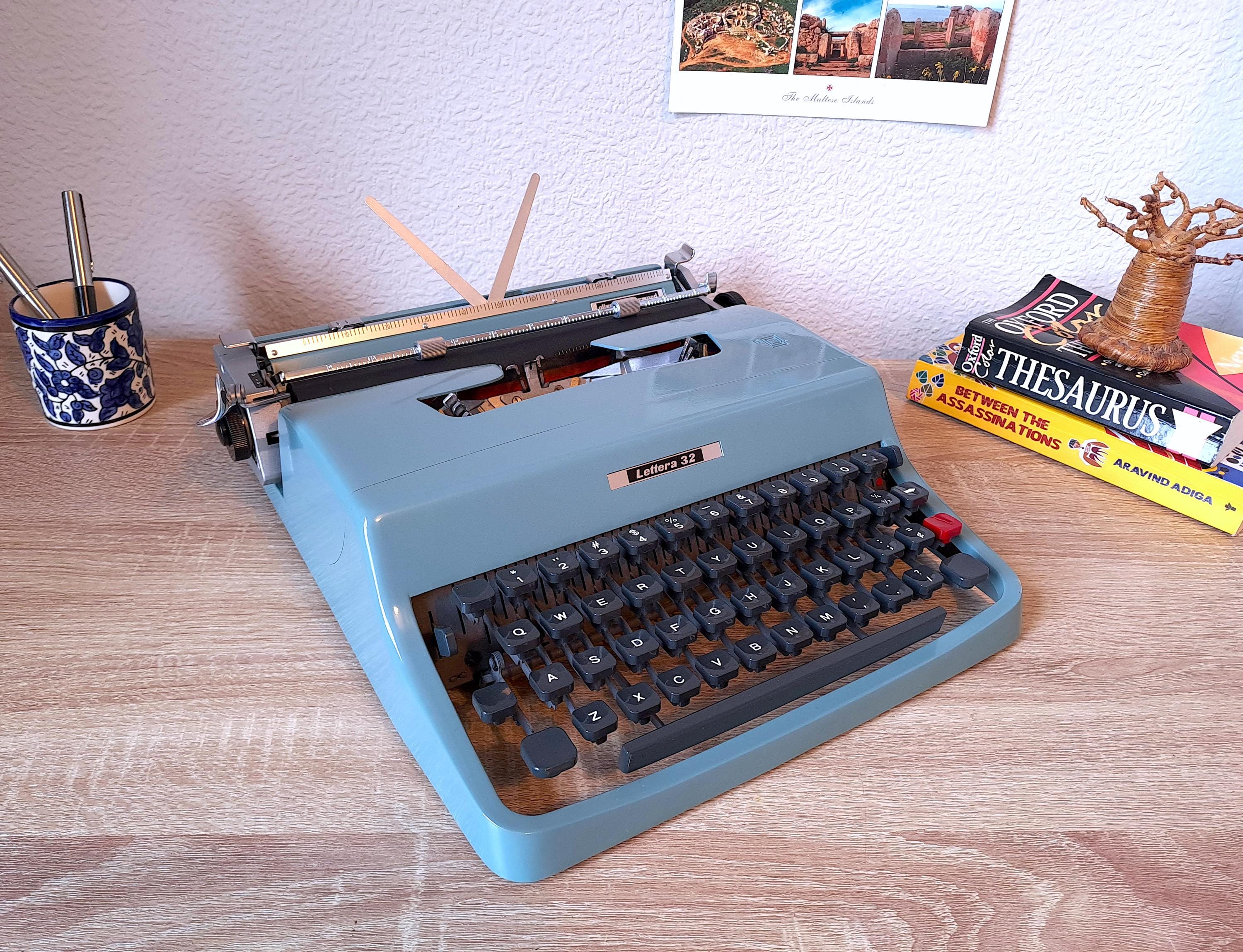 Script (cursive) Olivetti Lettera 32 Typewriter