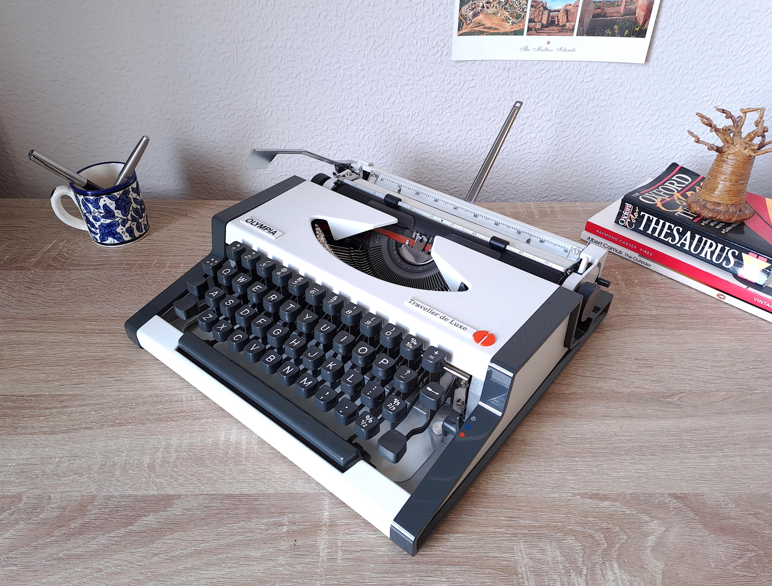 Script (cursive) Olympia Traveller de Luxe Typewriter