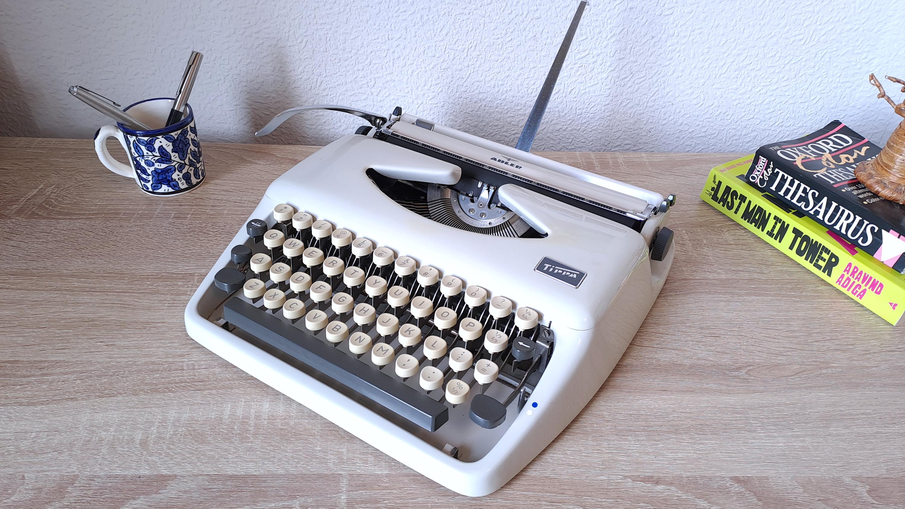 Script (cursive) Adler Tippa Typewriter