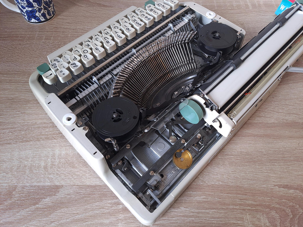 Script (cursive) Olympia Splendid 33 Typewriter
