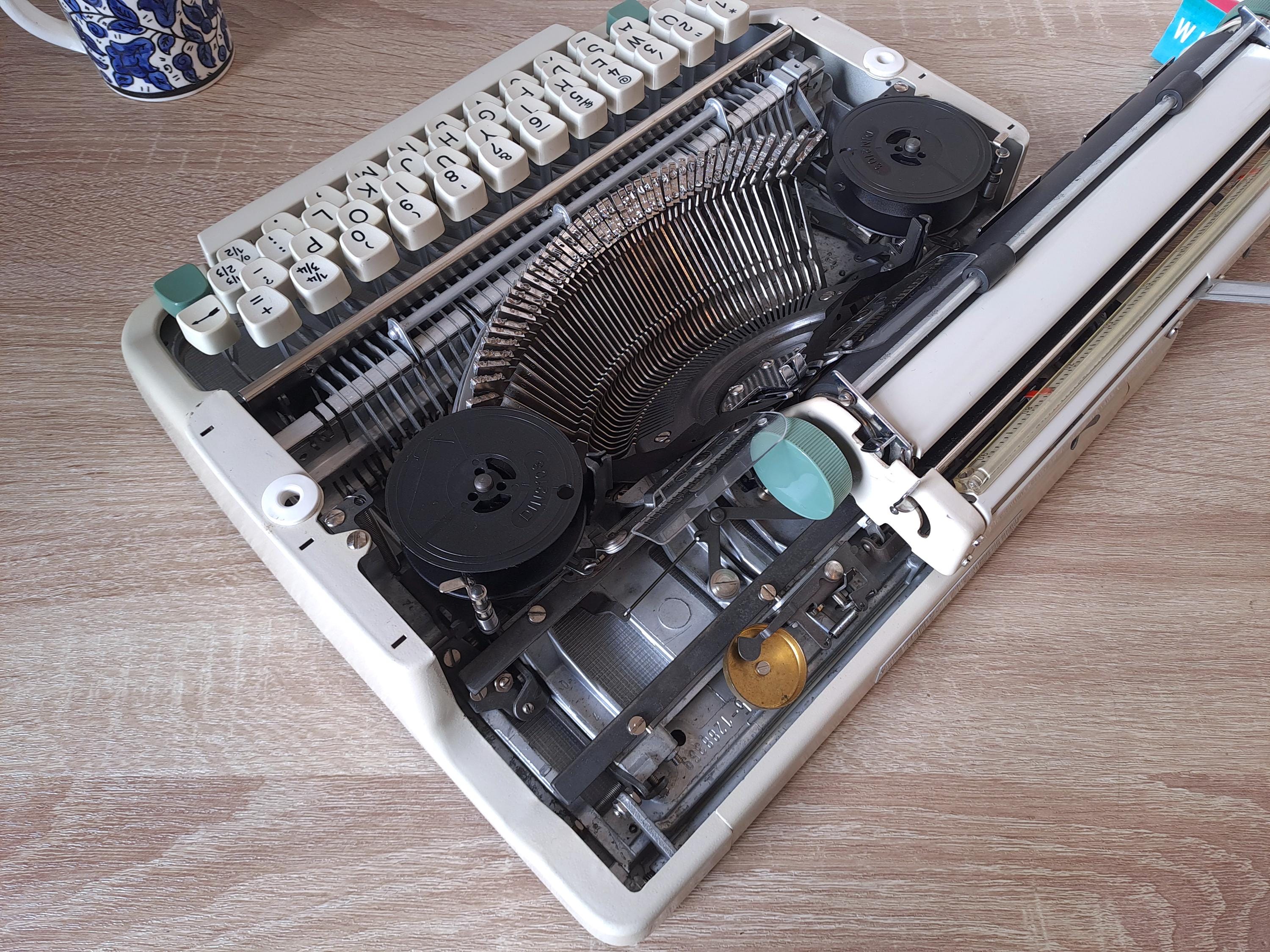 Script (cursive) Olympia Splendid 33 Typewriter