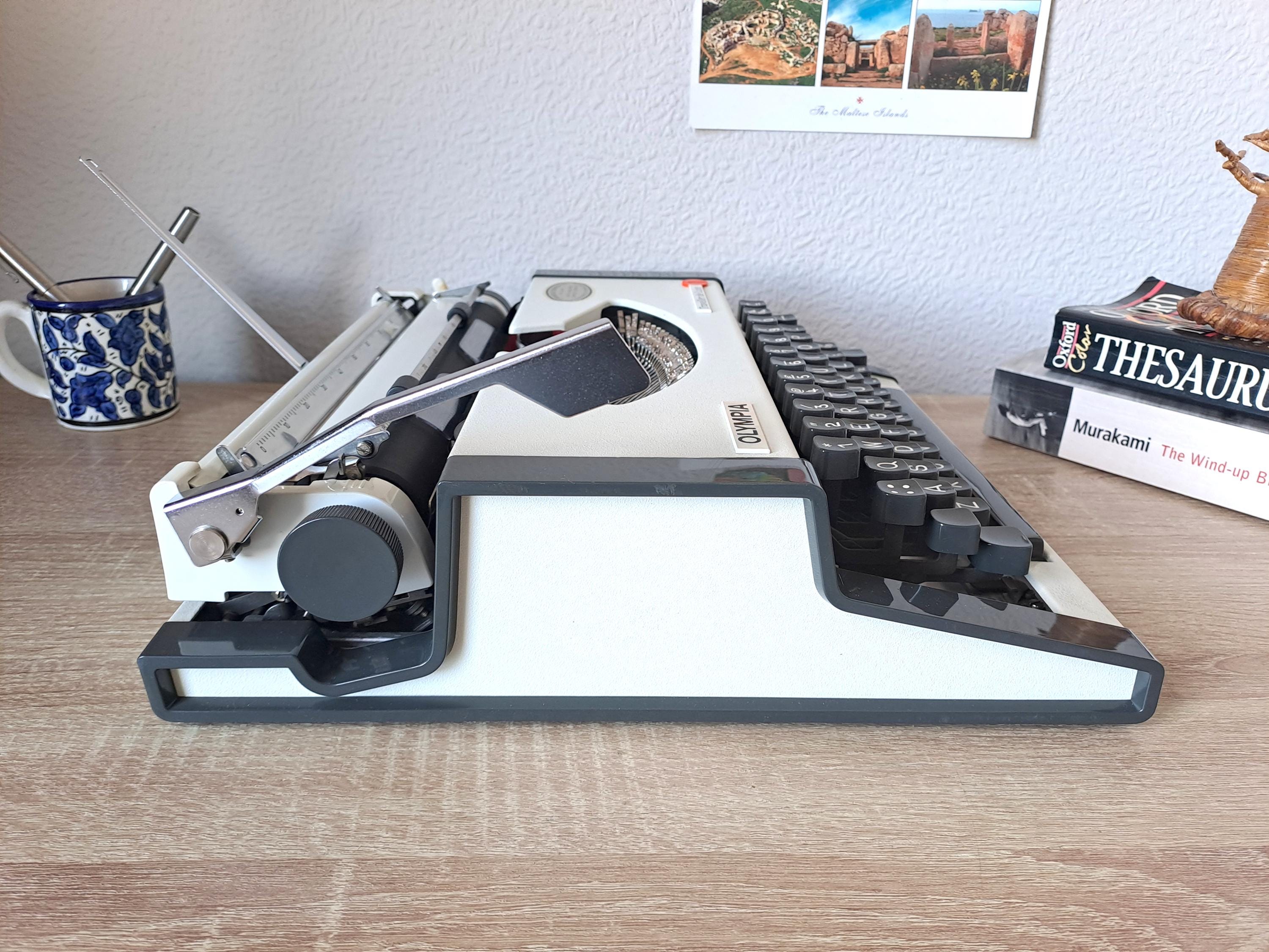 Script (cursive) Olympia Traveller de Luxe Typewriter