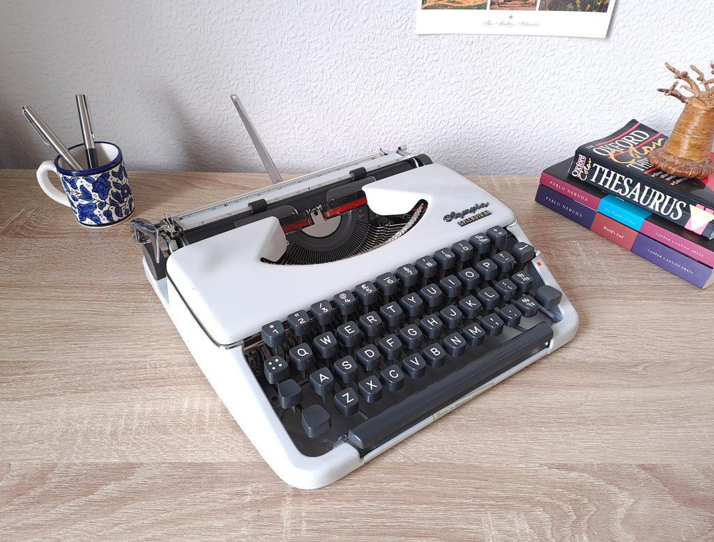 Script (cursive) Olympia Splendid 66 Typewriter