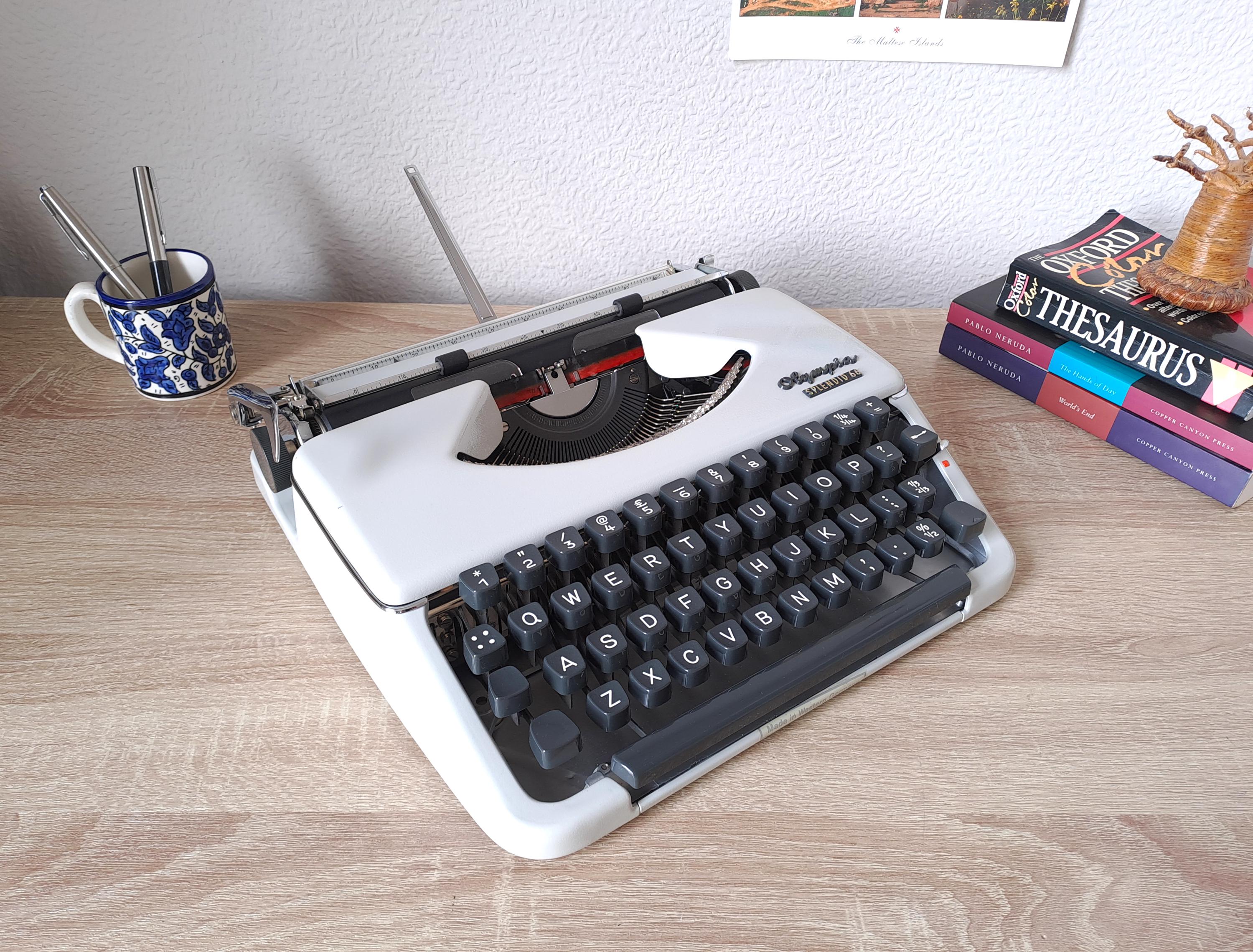 Script (cursive) Olympia Splendid 66 Typewriter