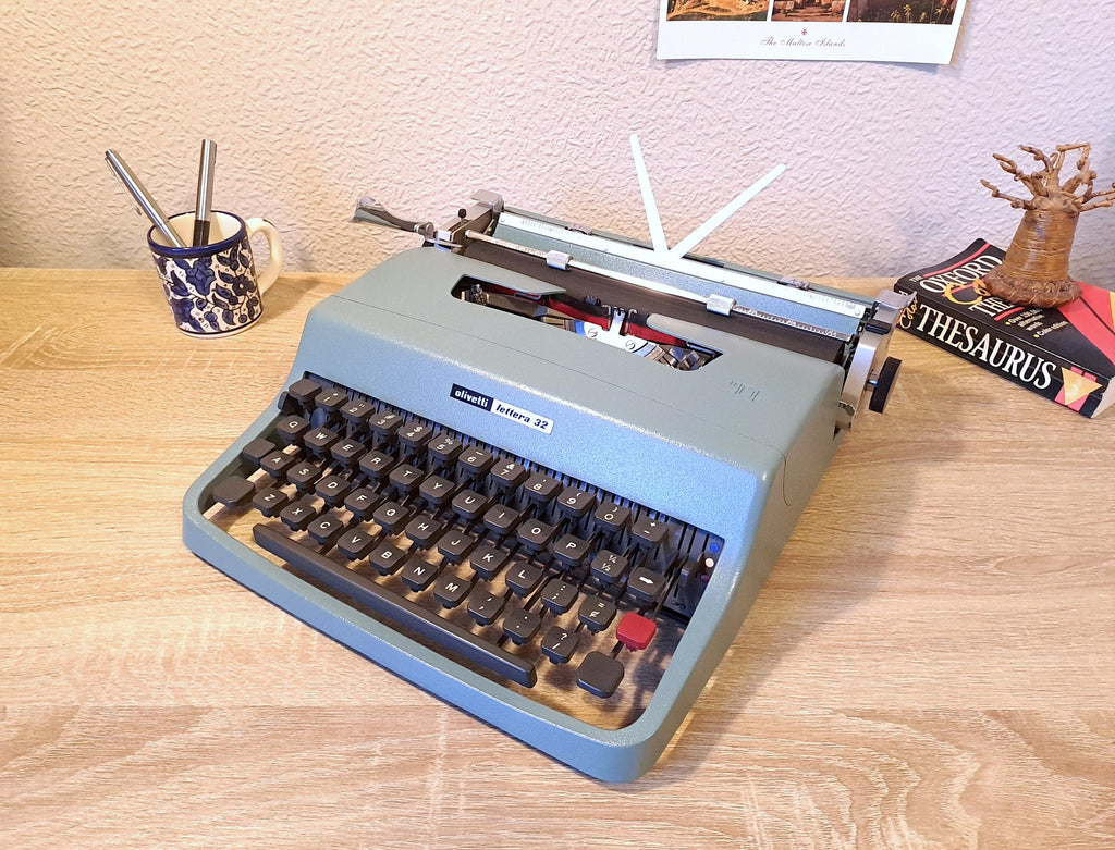Script (cursive) Olivetti Lettera 32 Typewriter