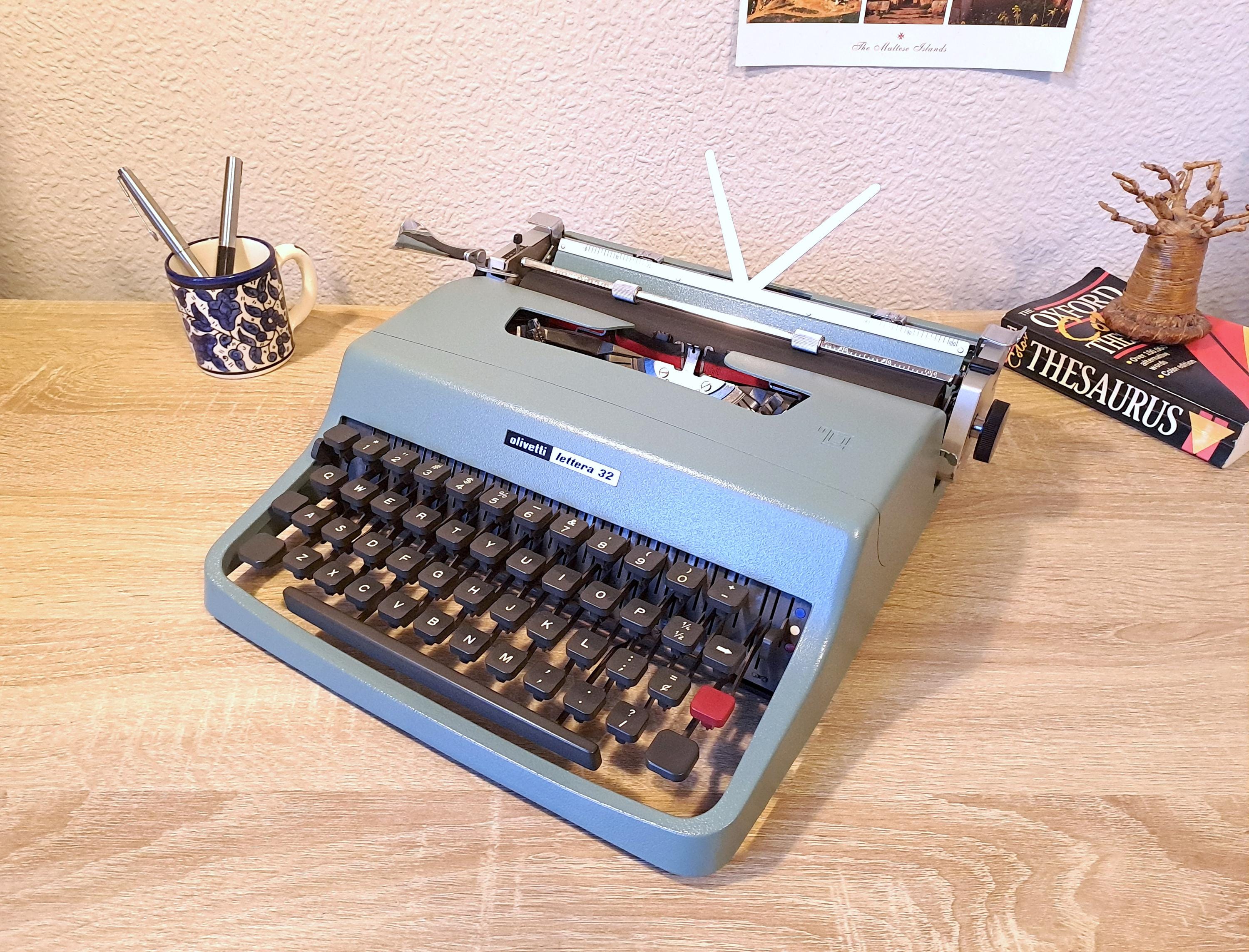 Script (cursive) Olivetti Lettera 32 Typewriter